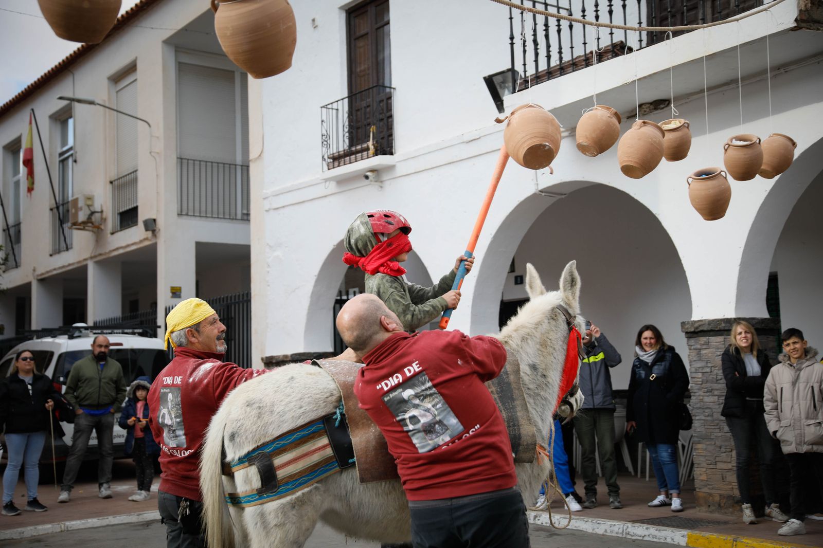 Las mejores imágenes del cierre de fiestas en Fiñana con "Las Ollas"