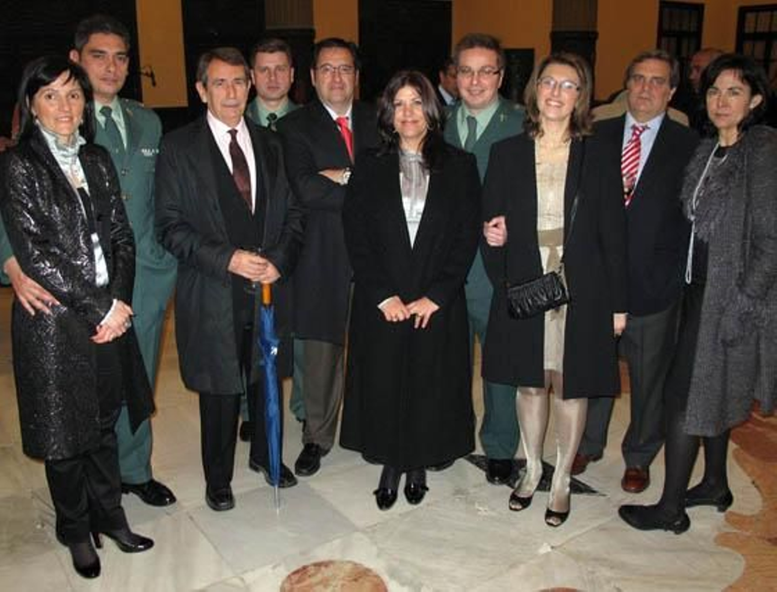 Miembros de la Guardia Civil, distinguida con una mención especial, con sus esposas y Juan Teba, vicepresidente de la APS.

Foto: Victoria Ramírez