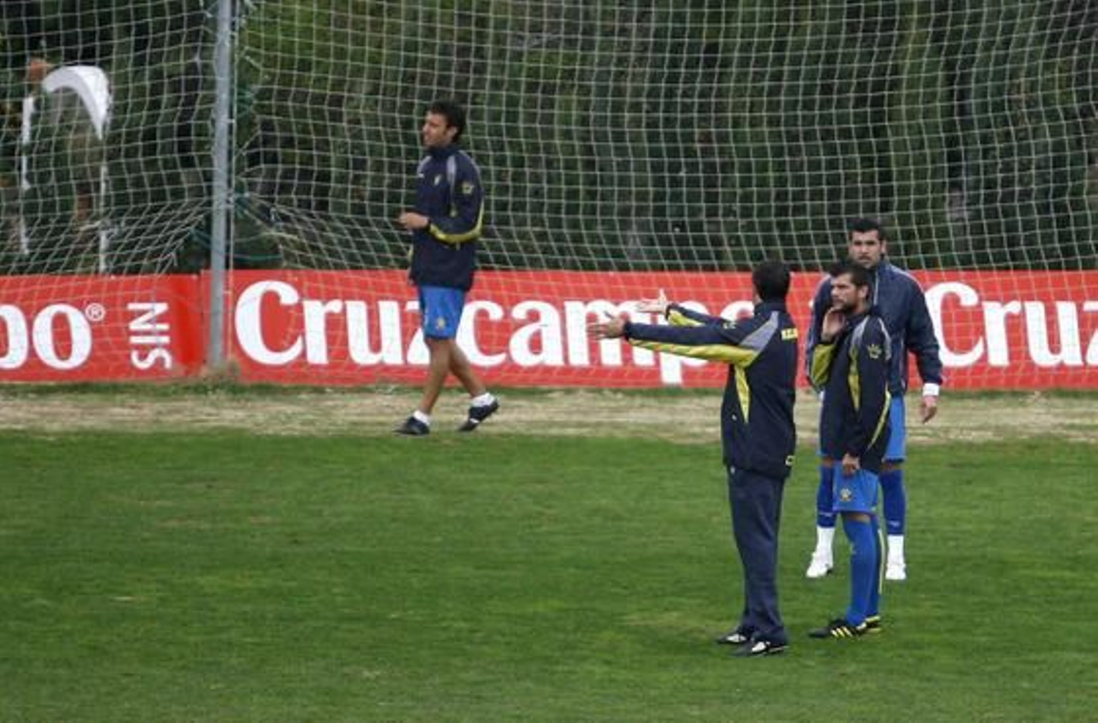 El míster da instrucciones a su defensa. 

Foto: Borja Benjumeda