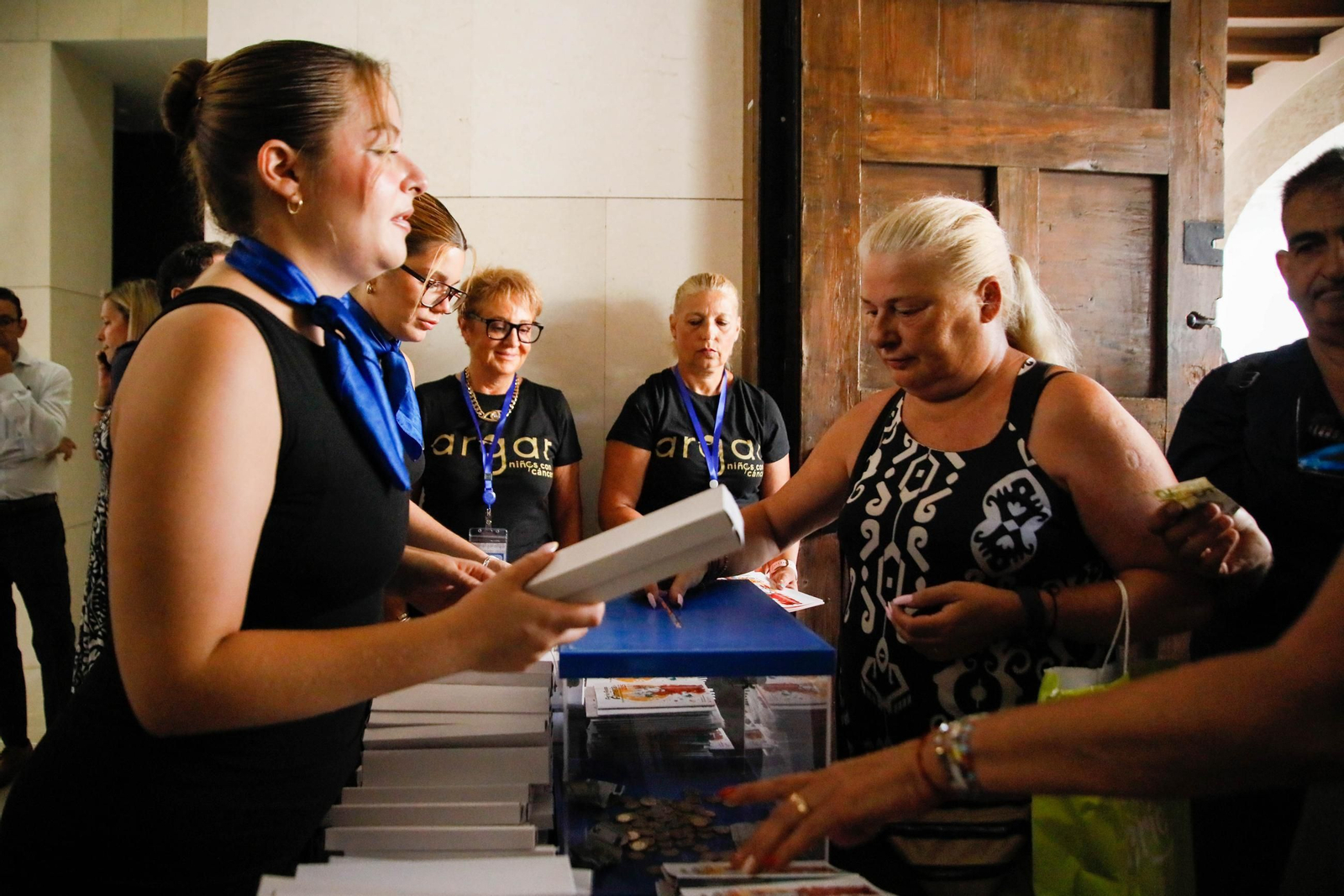 Las imágenes del reparto de abanicos en la Plaza de la Constitución en Almería