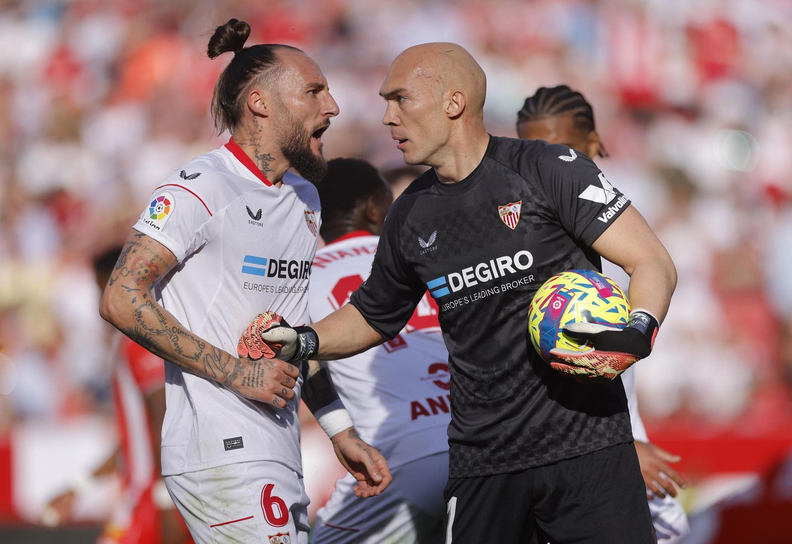 Dmitrovic recibe la felicitación de Gudelj tras evitar el gol de Luis Suárez.