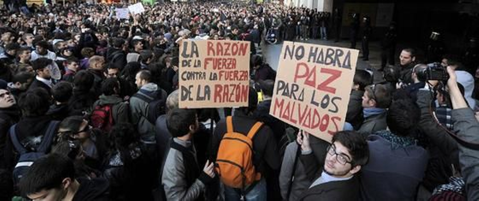 Miles de personas se manifiestan tras las duras cargas policiales.

Foto: efe/afp/reuters