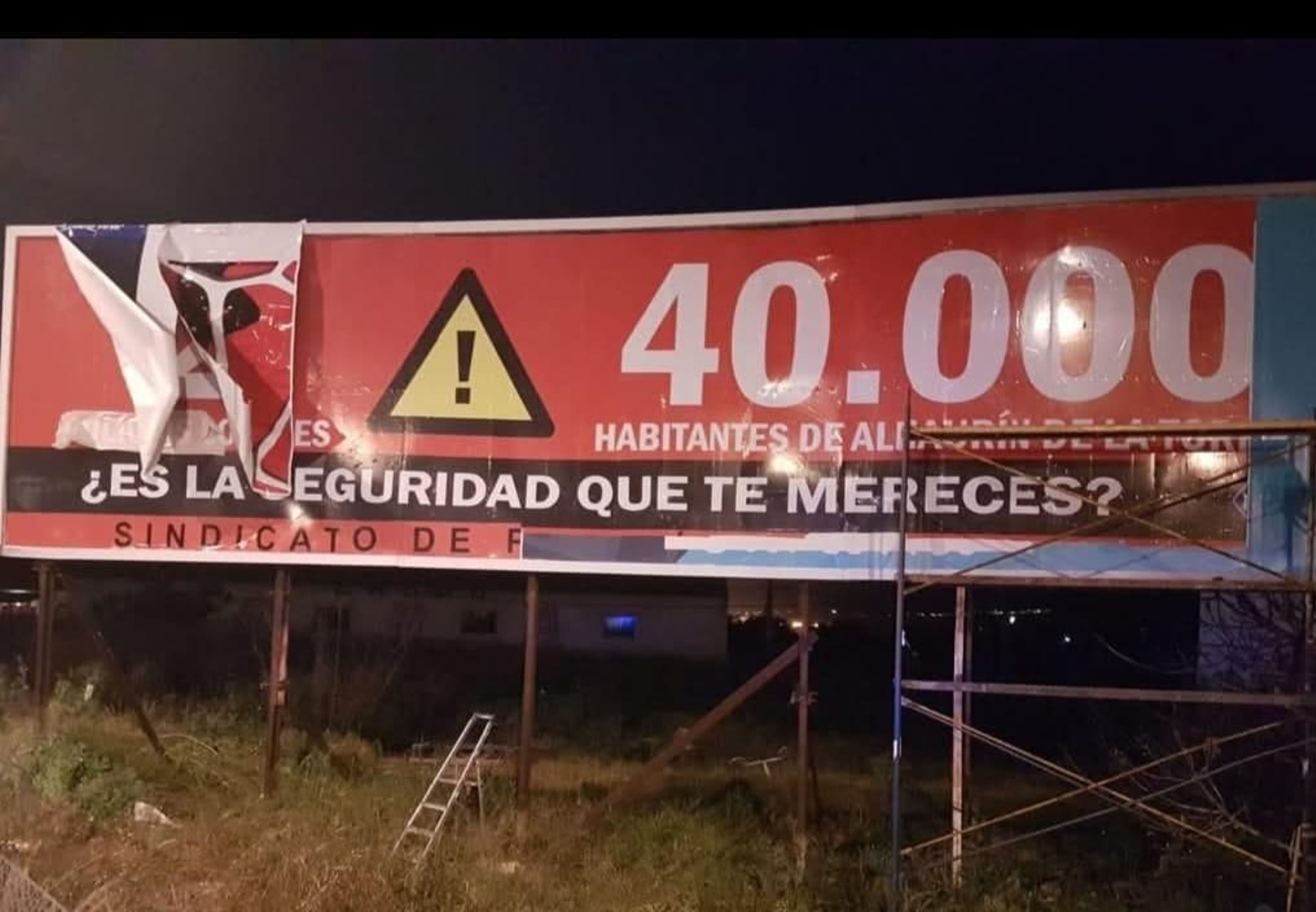 Valla publicitaria que denunciaba la falta de agentrs y fue retirada hace años