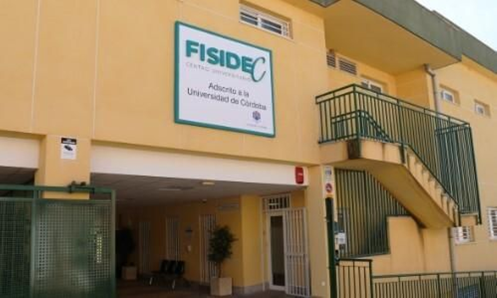 Edificio del Centro Universitario Fisidec en Cabra, donde se imparte Fisioterapia para la Universidad de Córdoba. Edificio del Centro Universitario Fisidec en Cabra, donde se imparte Fisioterapia para la Universidad de Córdoba.