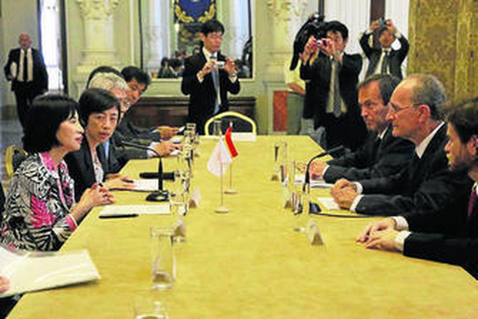 El alcalde ayer con autoridades y empresarios japoneses.