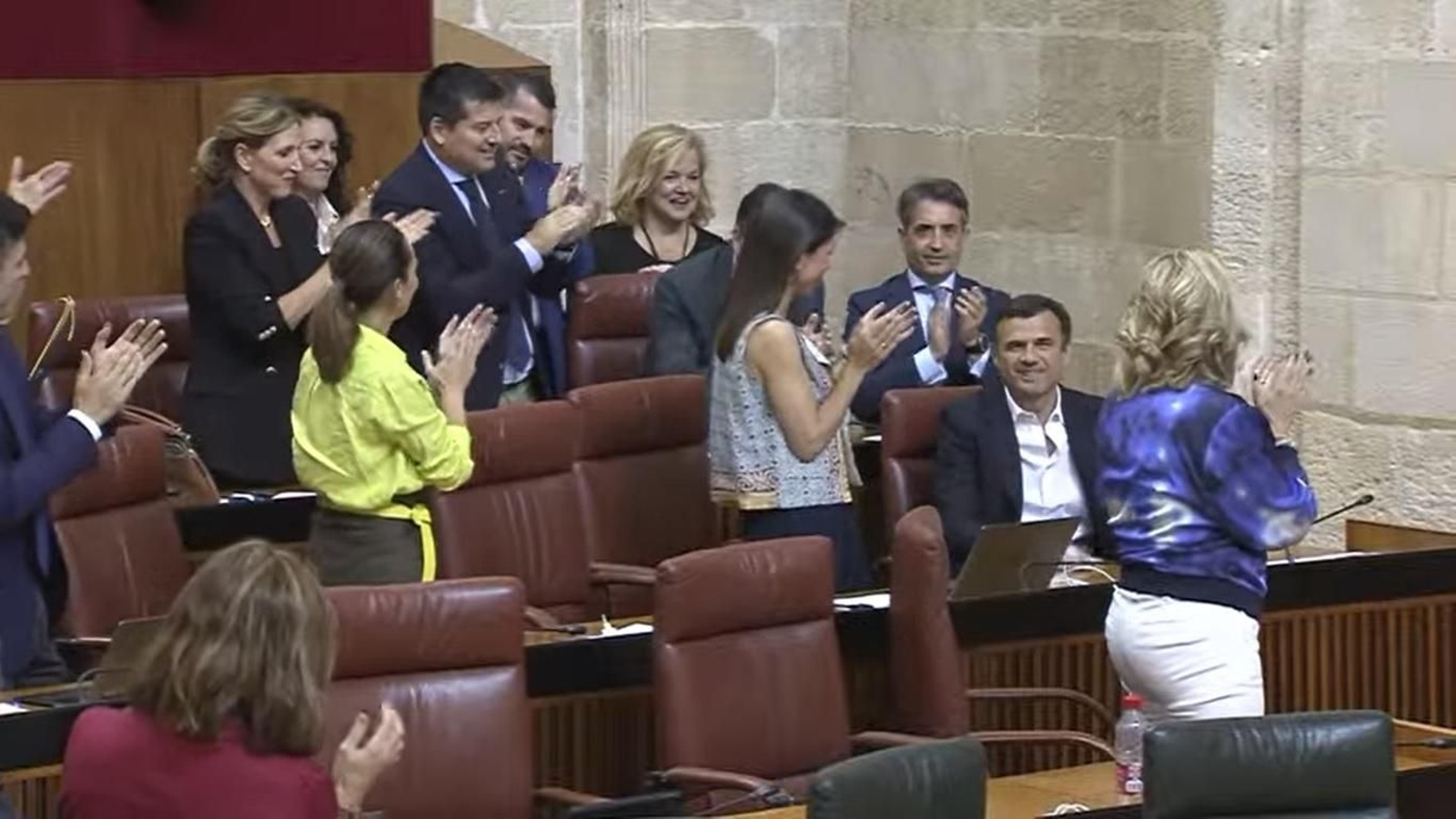 Bruno García recibe los aplausos del Parlamento andaluz tras despedirse este jueves.