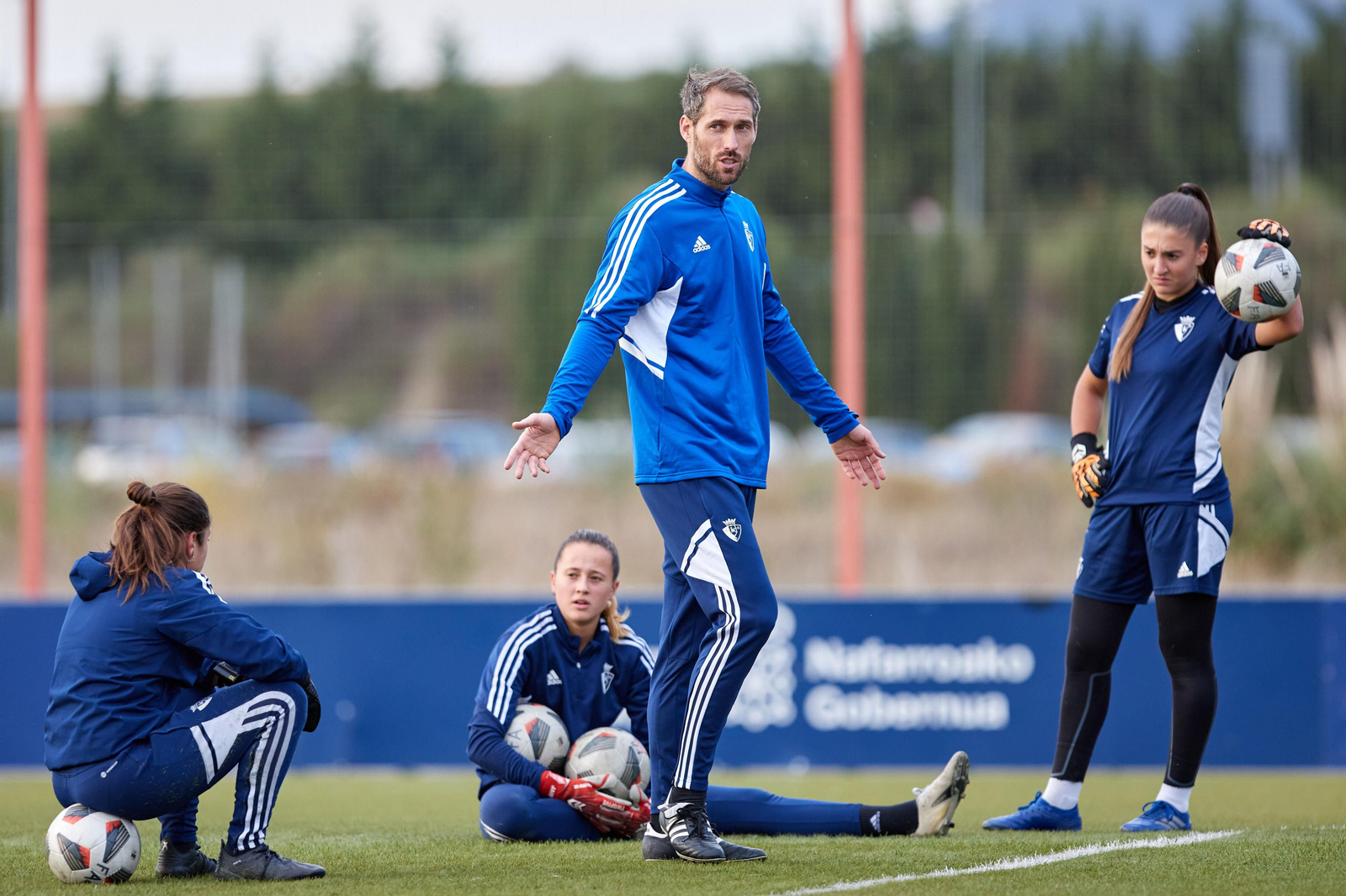 Mikel Pagola, en un entrenamiento con Osasuna femenino