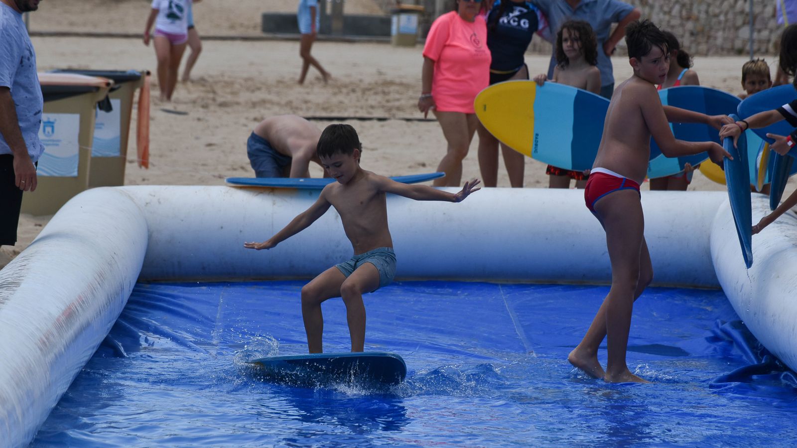 VII Outlet Surfero Solidario en la playa de Getares