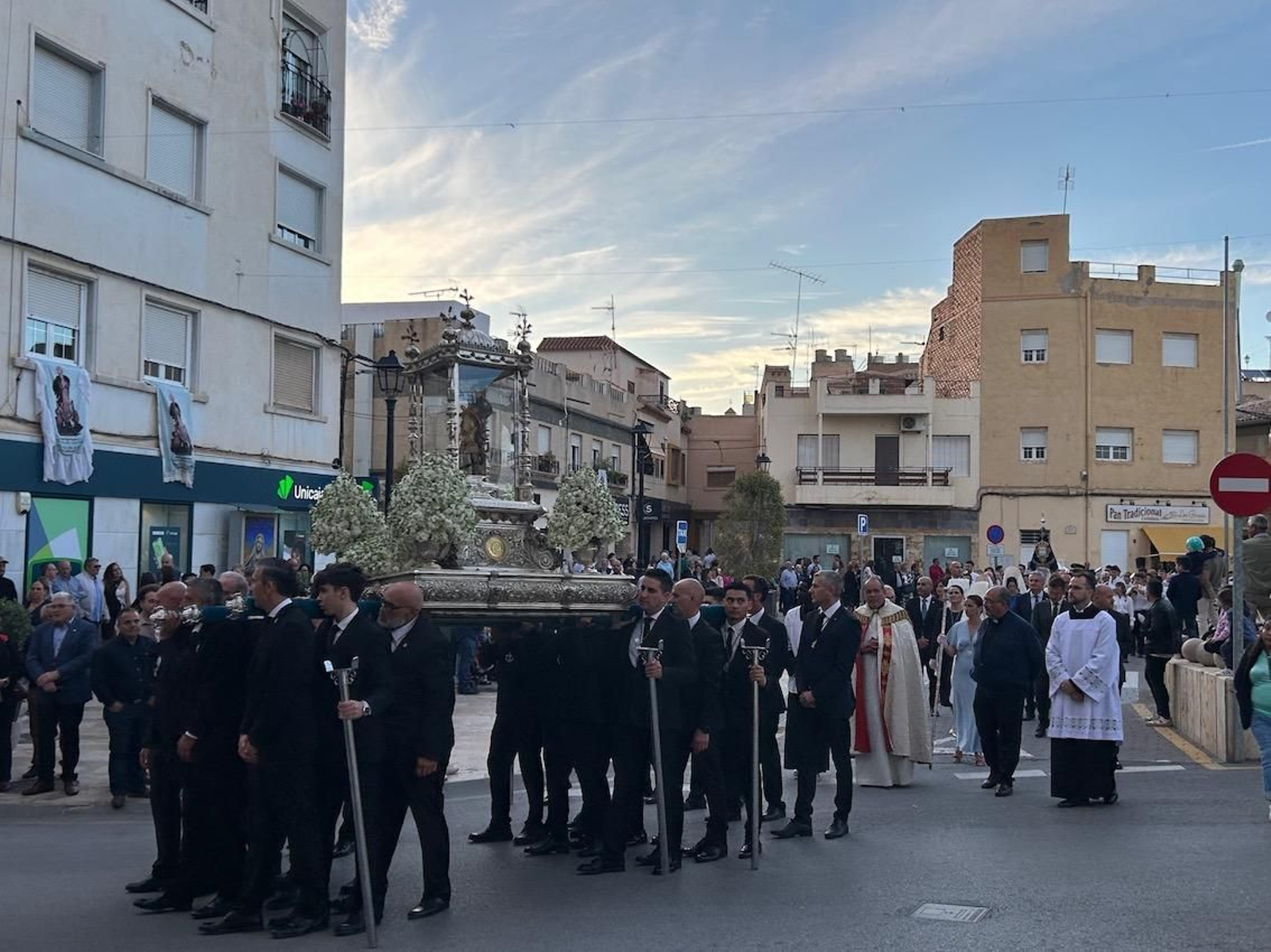 La Procesión de Alabanzas ha recorrido las principales calles del pueblo.