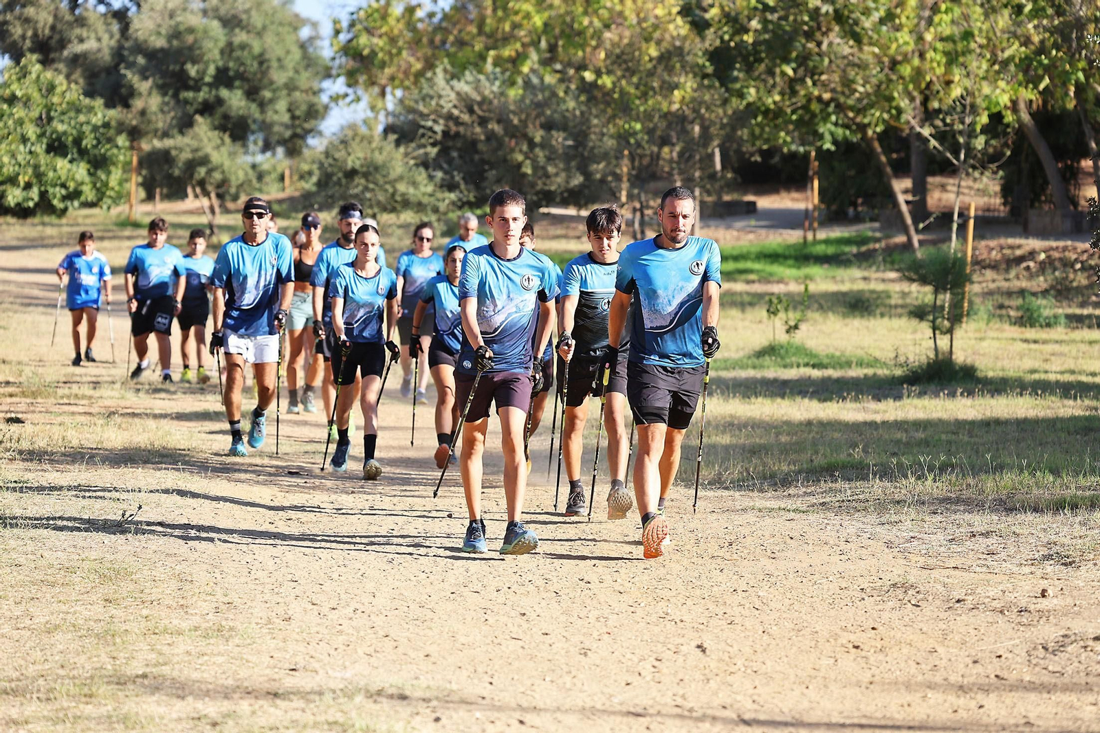 Entrenamiento de marcha nórdica del CD Multideporte en el Parque Moret.