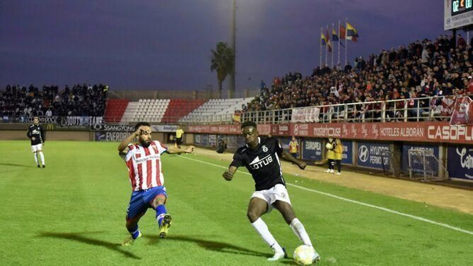 Choco sale al paso de Moussa en el Algeciras-Balona del pasado mes de diciembre, con las gradas a reventar