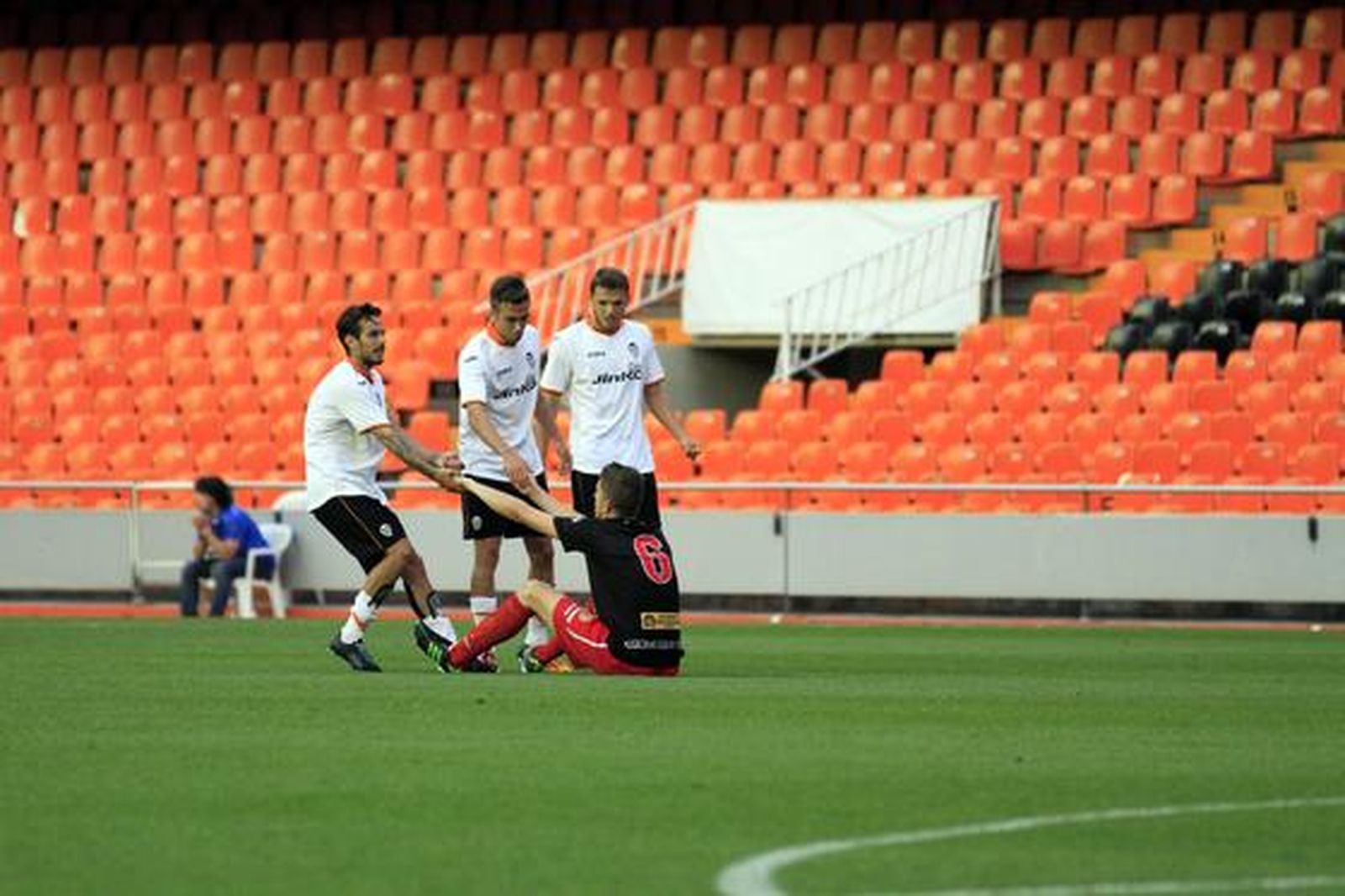 Los albirrojos consuman la pérdida de la categoría un año después de subir al caer en Valencia por 1-0

Foto: LOF