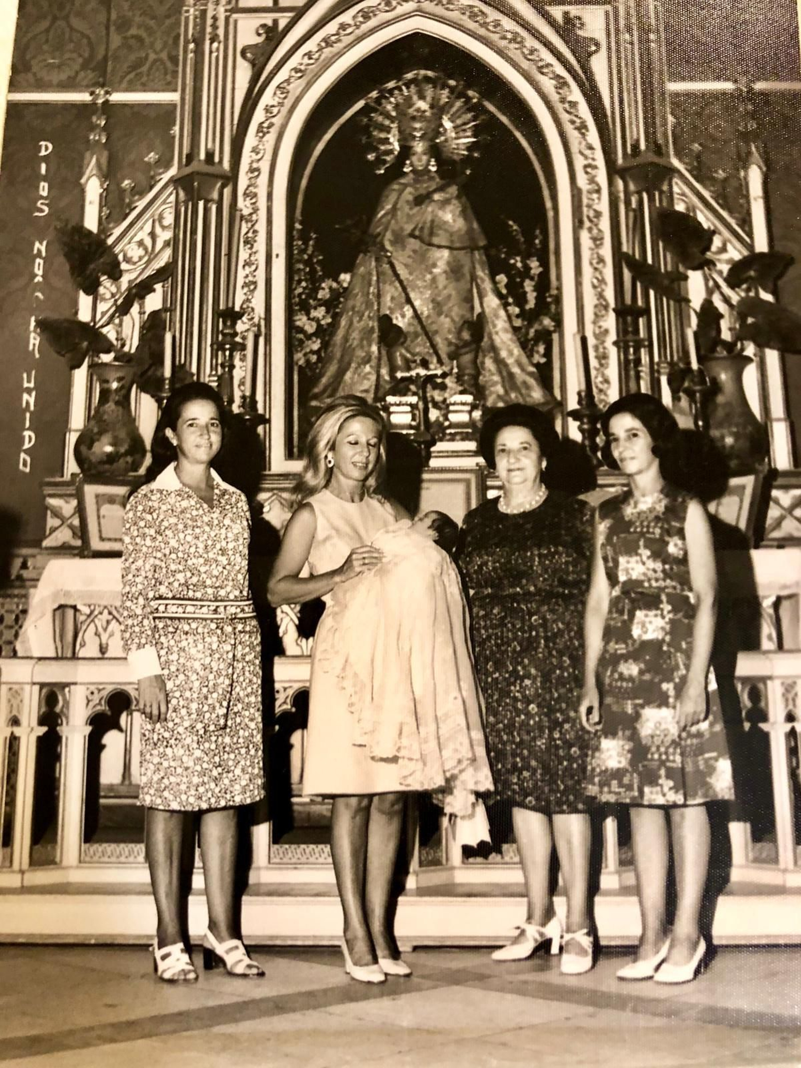 Bautizo de Ignacio Jiménez Sánchez Dalp en agosto de 1973. La marquesa de Saltillo sostiene al niño en brazos en la Parroquia de San Vicente.