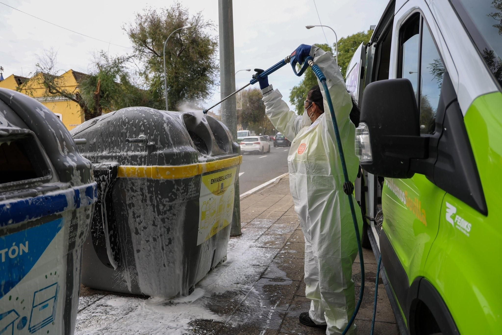 Una operaria de Lipasam limpia un contenedor. Una operaria de Lipasam limpia un contenedor.