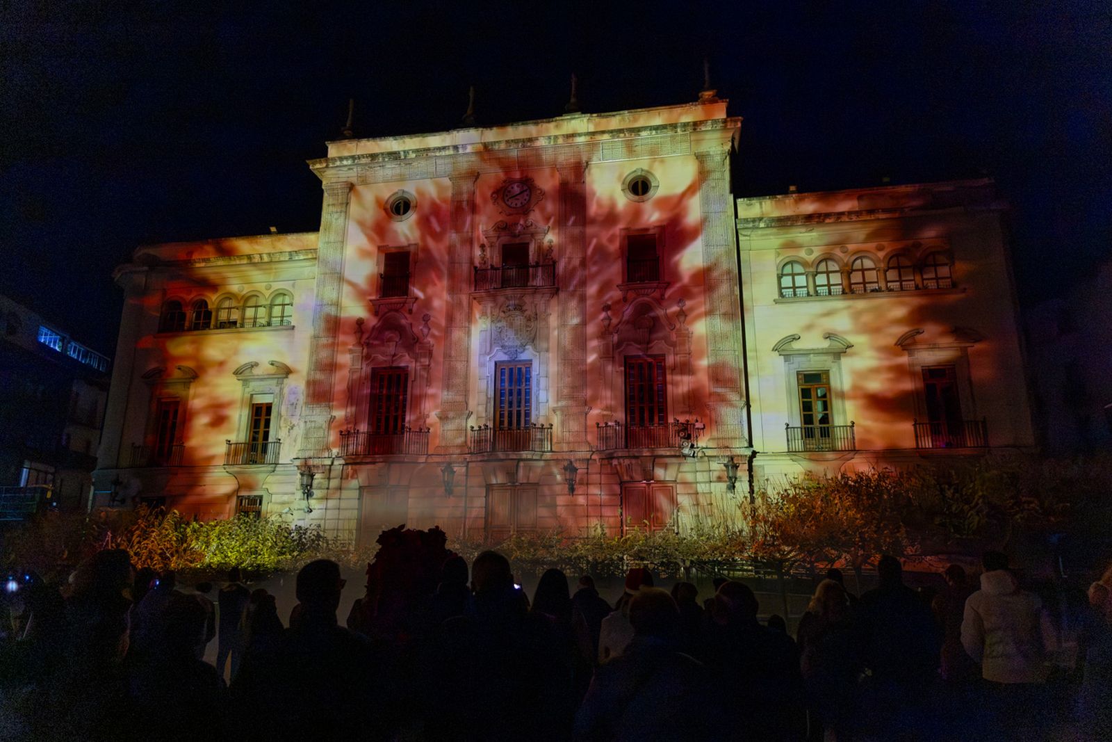 Los jiennenses disfrutan del centro de la ciudad, rodeados de un ambiente navideño
