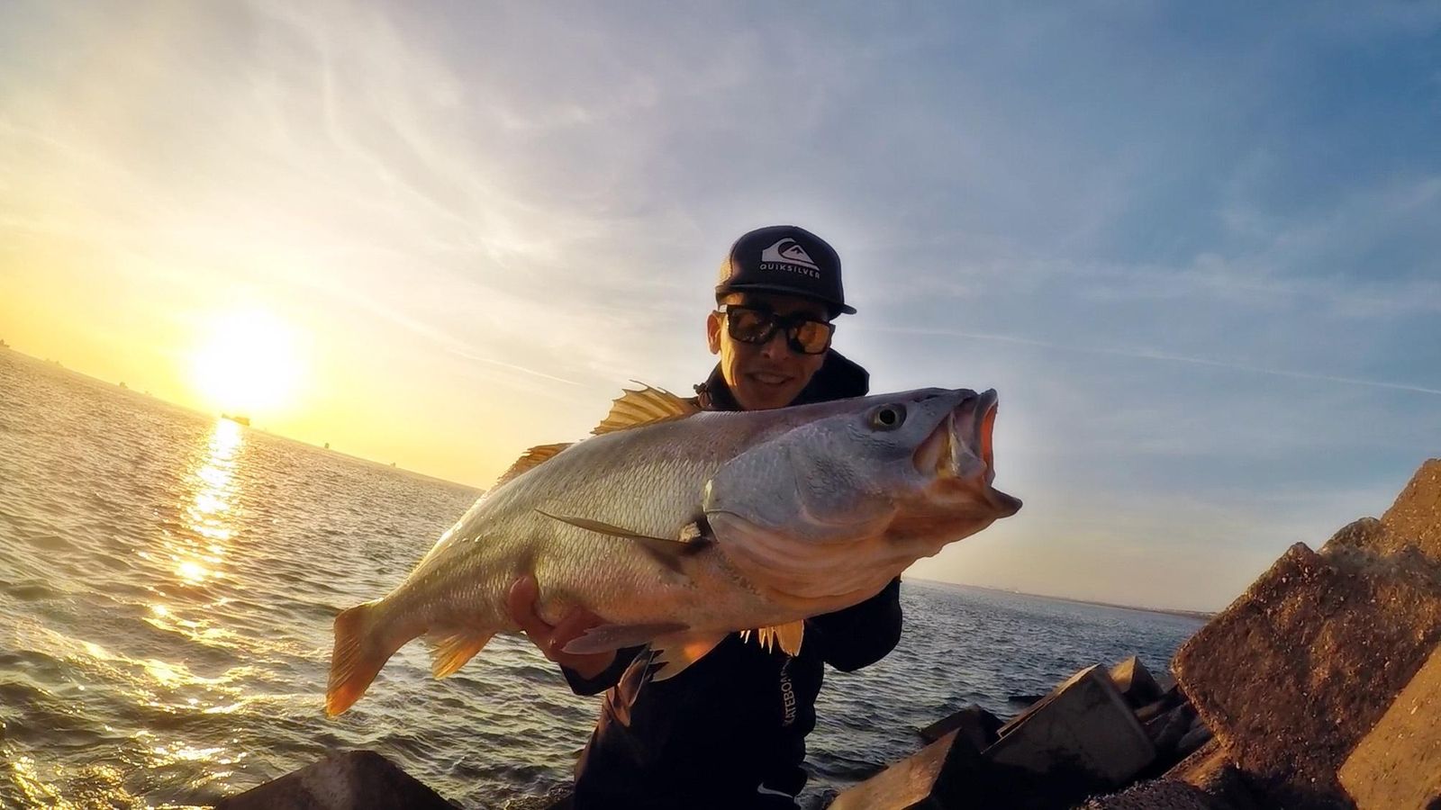 Gastón muestra una captura de su especie favorita, la corvina
