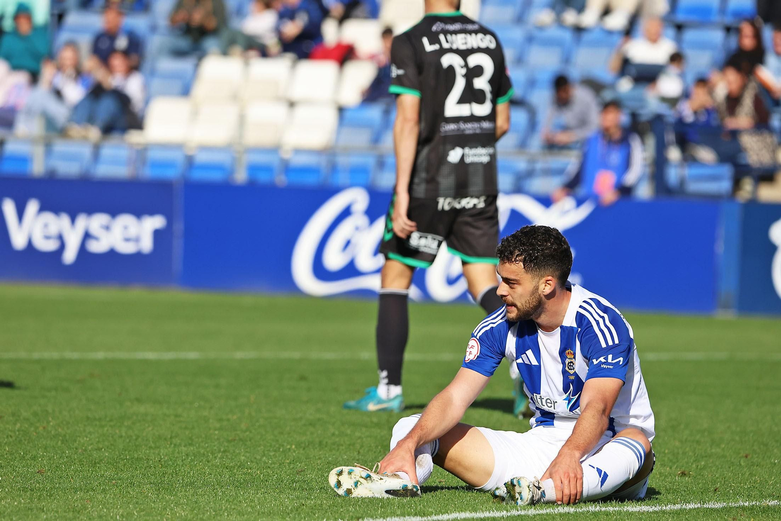 Luis Alcalde, sentado en el terreno de juego, se lamenta tras fallar una ocasión.