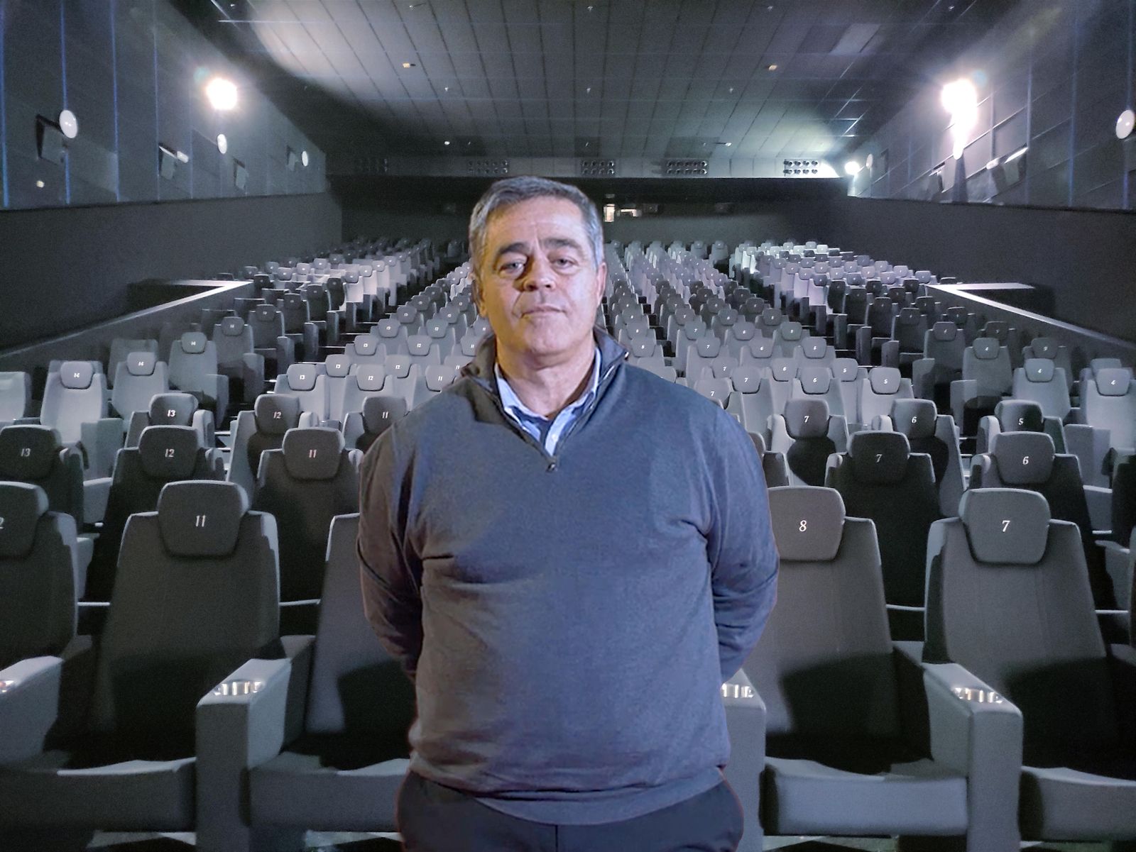 Álvaro Postigo, director general de Mk2, en la remozada sala 1 de los cines del Nervión Plaza.