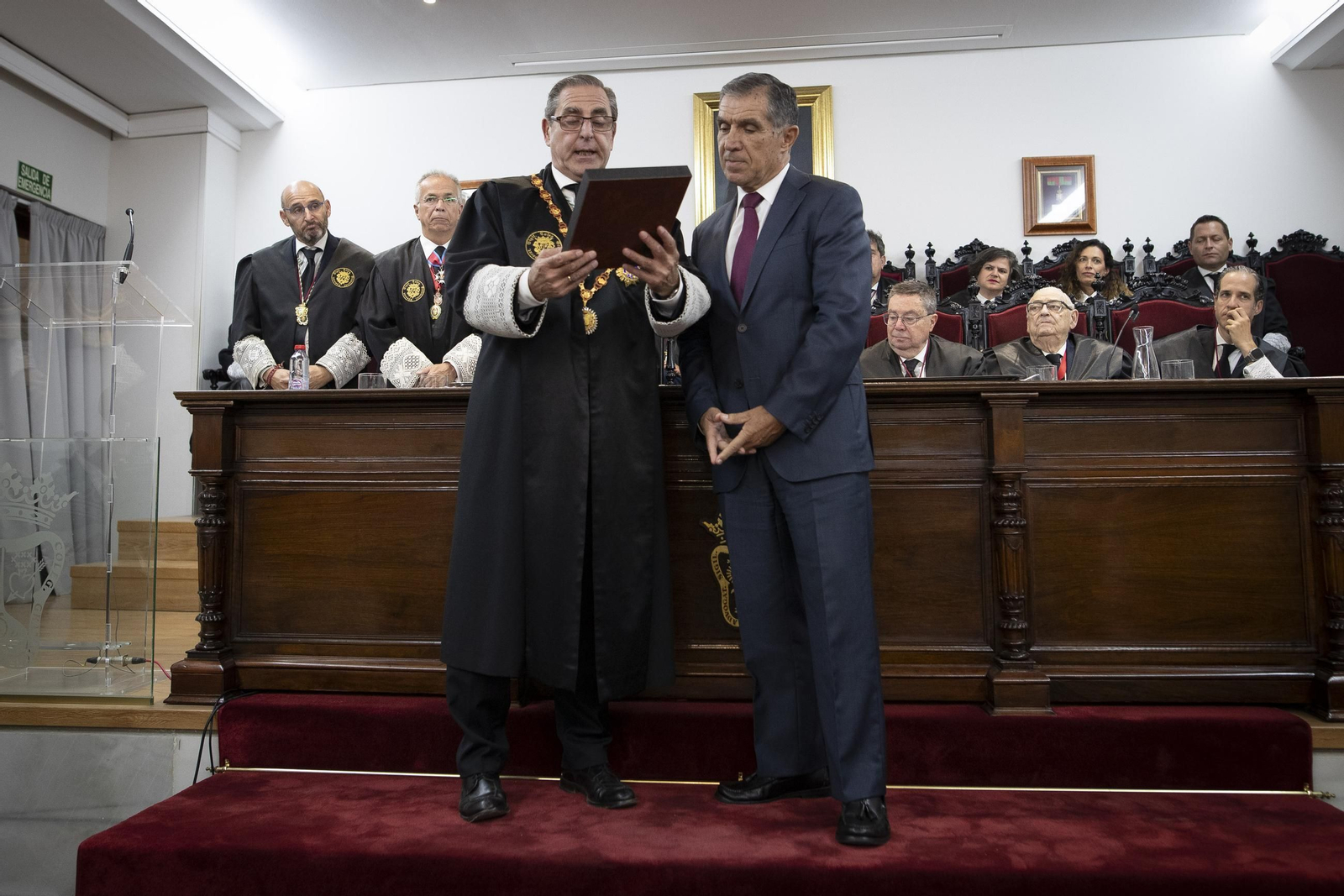 Botones de oro y lazo (15191062).jpg