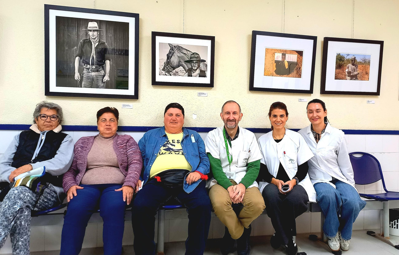 Usuarios y profesionales del Consultorio durante la apertura de la exposición de fotografía.