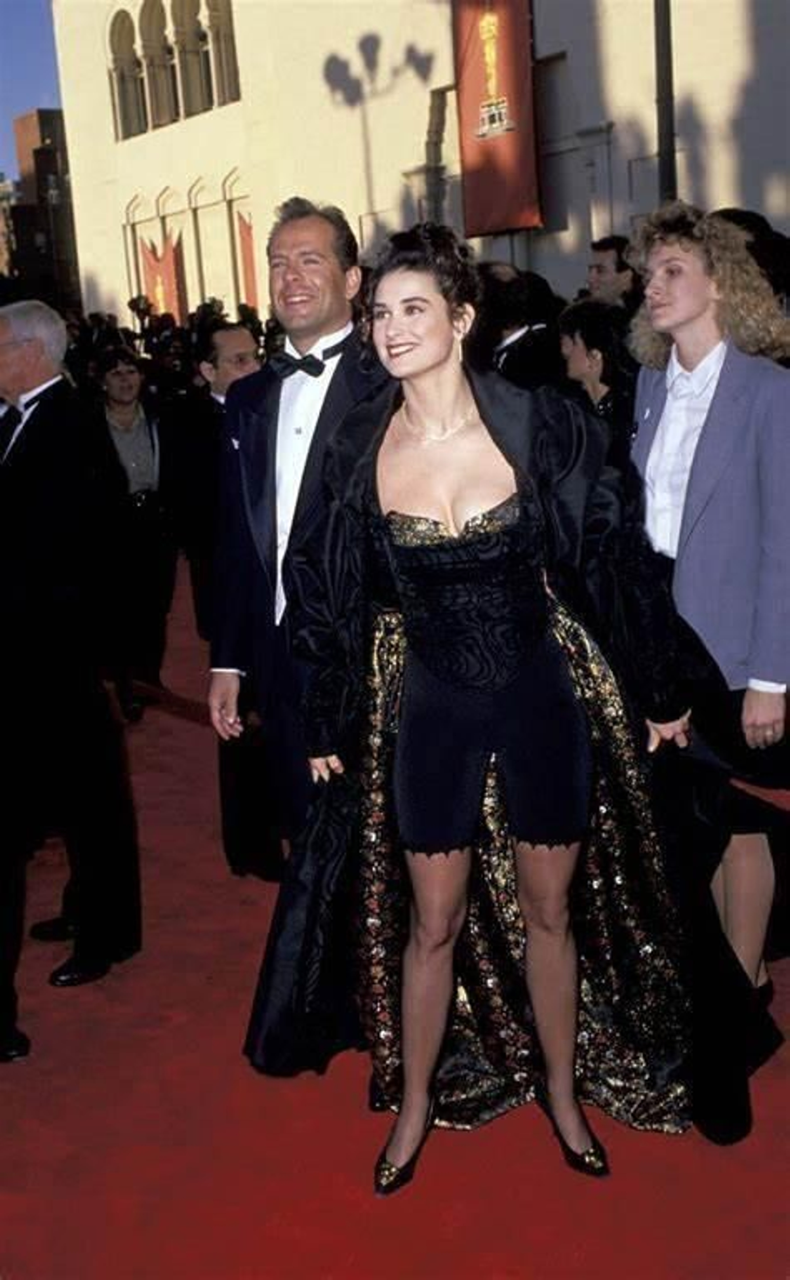 En todo su esplendor, el año 1989, Demi Moore pensó que sería original 'tunear' un pantalón de ciclista para la alfombra roja más importante del año. Para colmo llevaba una sobrefalda cola, dorado, negro y filigranas. Un auténtico despropósito.