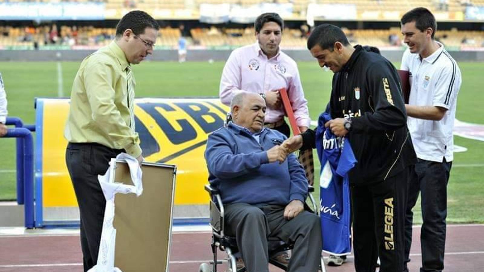 Pepe Benítez fue homenajeado con el Xerez CD en Primera.