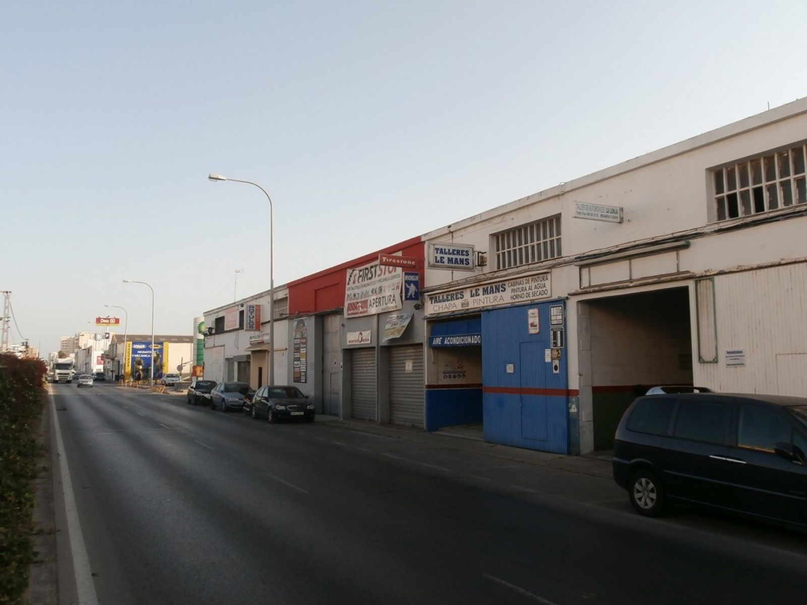 Calle Gibraltar en la Zona Franca de Cádiz