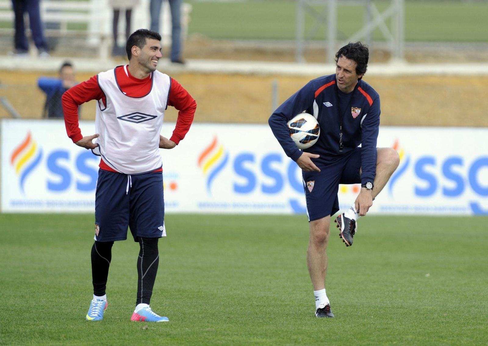 Reyes bromea junto a Emery durante un entrenamiento en la ciudad deportiva sevillista a finales de 2012.