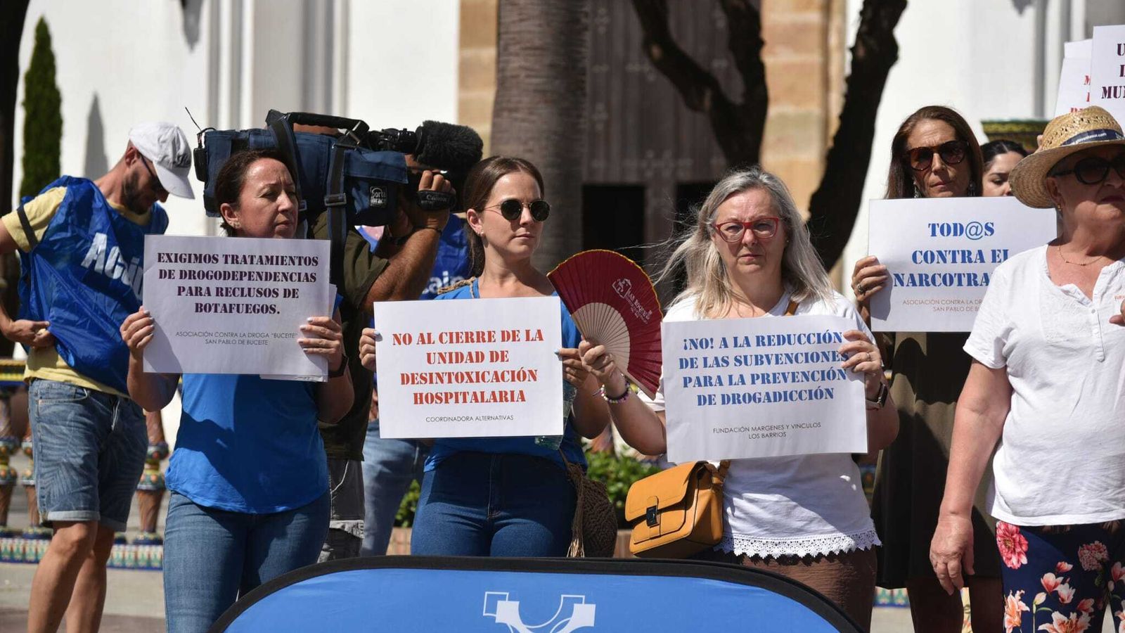 Representantes de las asociaciones en la plaza Alta de Algeciras.
