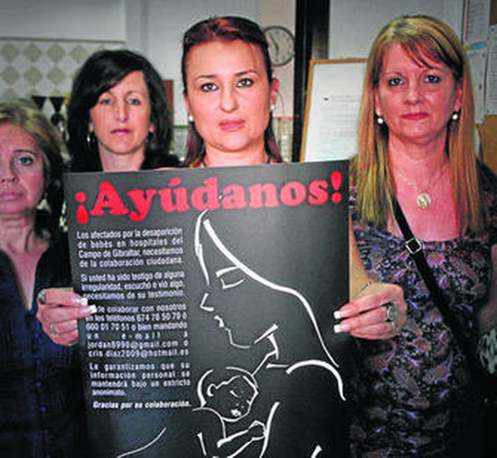 Afectadas de La Línea muestran uno de los carteles que colocaron para obtener información.