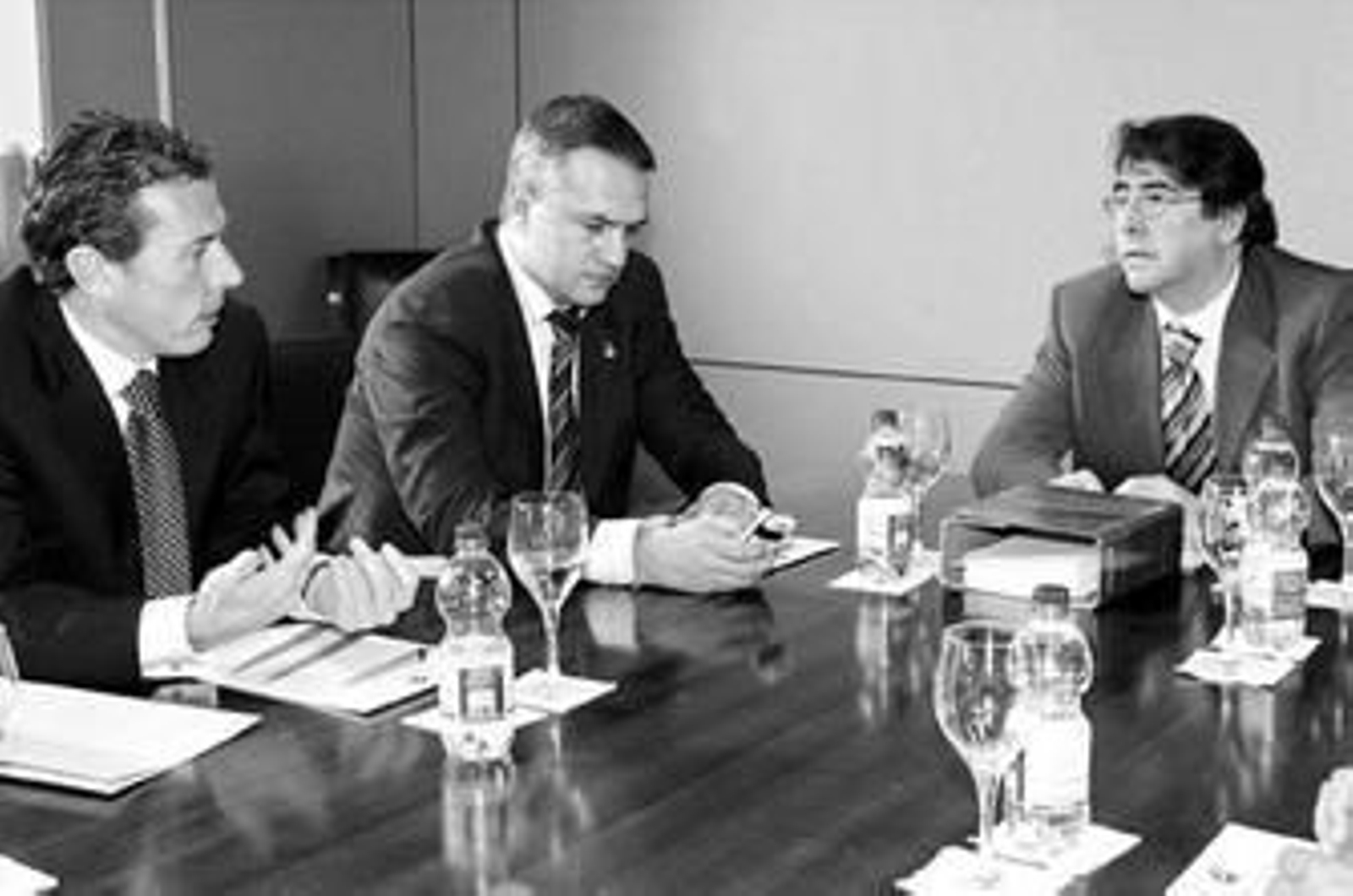 Jorge Pérez (d), en una reunión con Emilio Butragueño y José Luis Astiazarán.