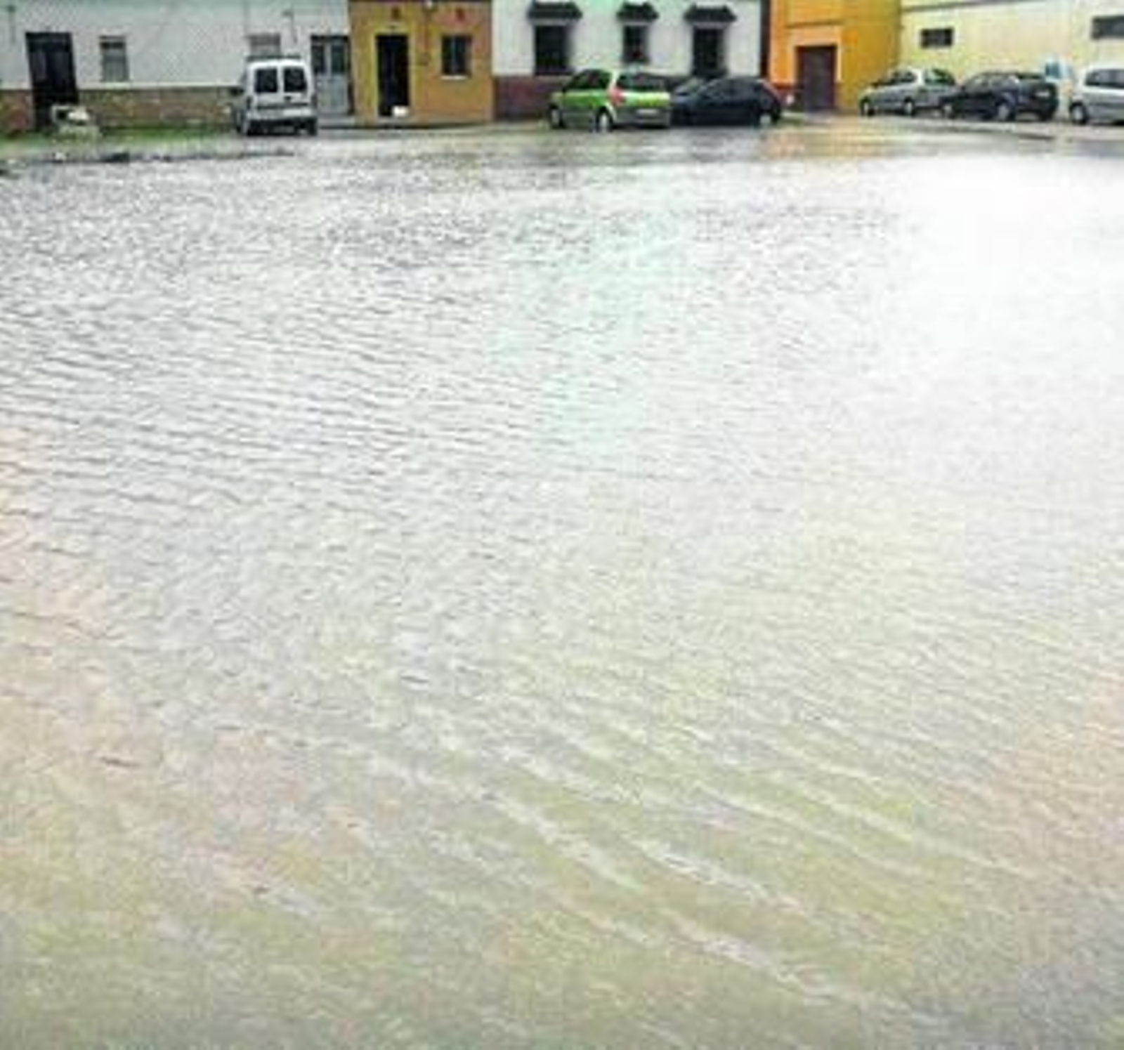 Imagen del solar al que desemboca la calle Apodaca, anegado.