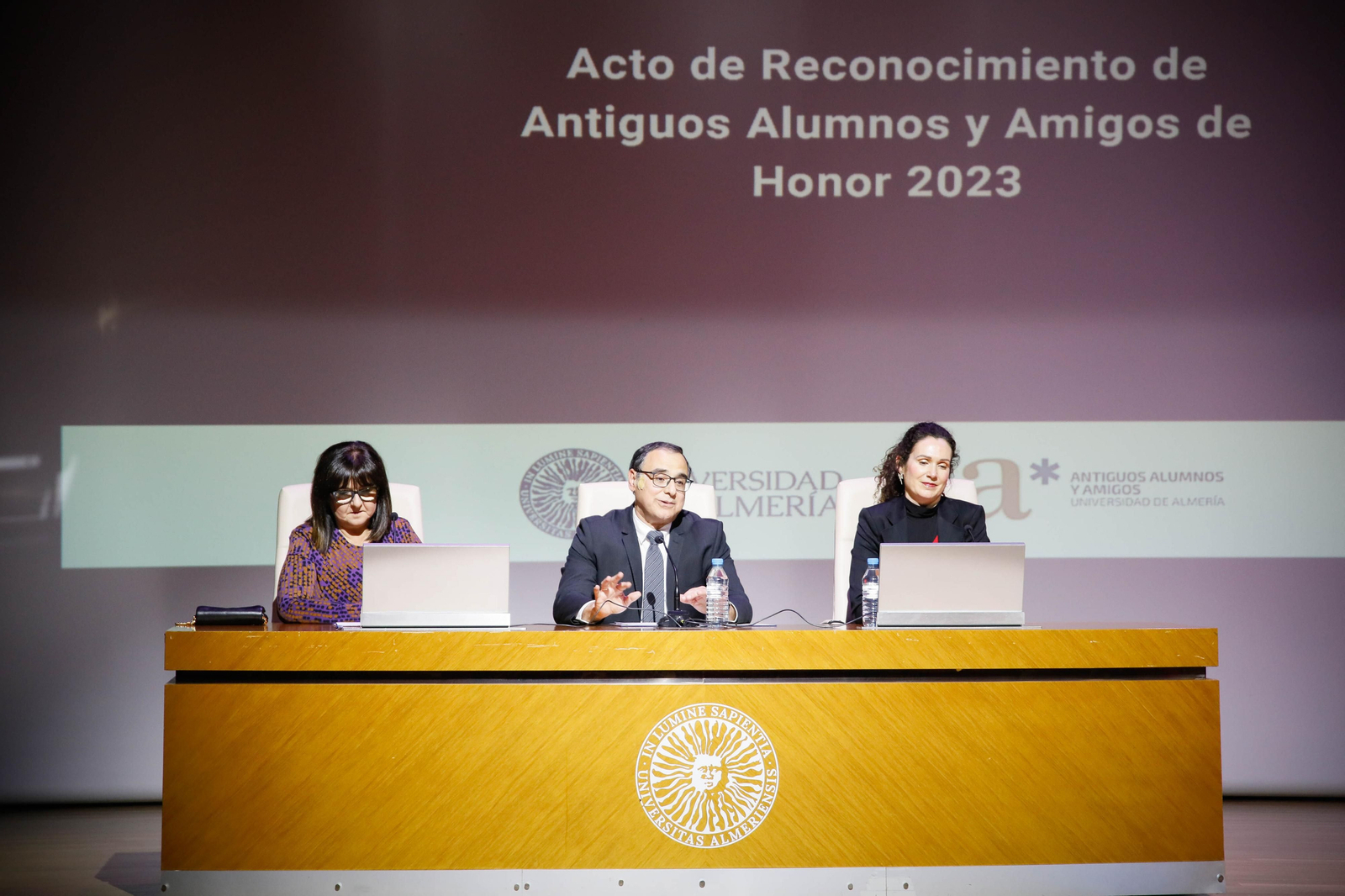 Imágenes del acto de reconocimiento a antiguos alumnos y amigos de honor en la UAL