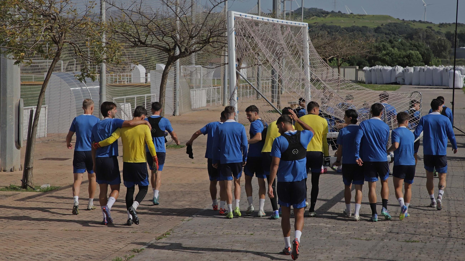 Los jugadores del Algeciras, de camino a un entrenamiento en los anexos.