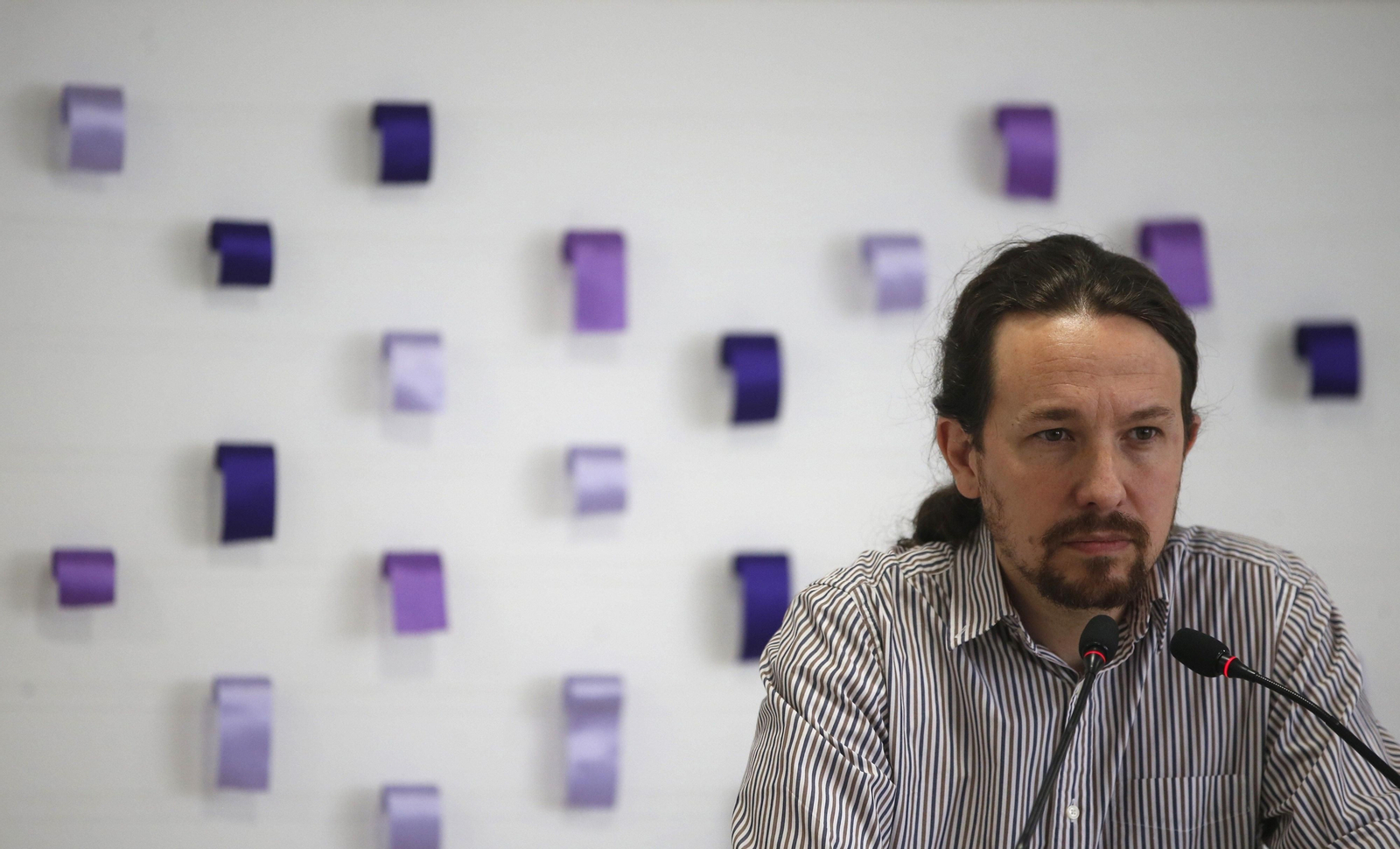 Pablo Iglesias atiende a los medios.