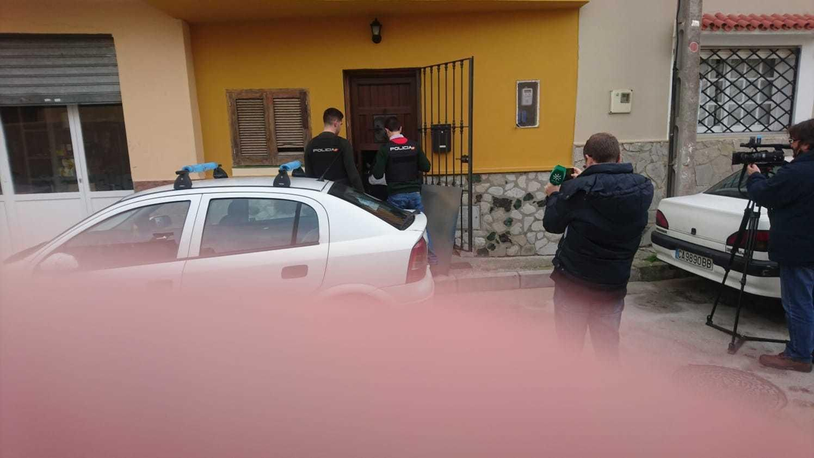 La Policía Nacional accede a la vivienda del supuesto agresor en busca de pruebas.
