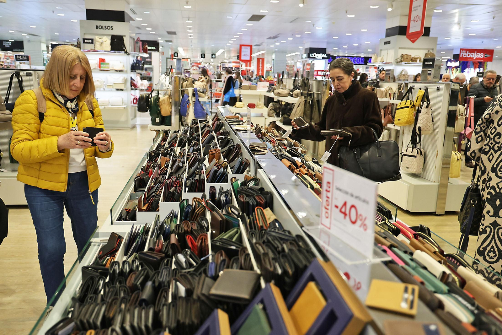 Imágenes del comienzo de las rebajas en Huelva