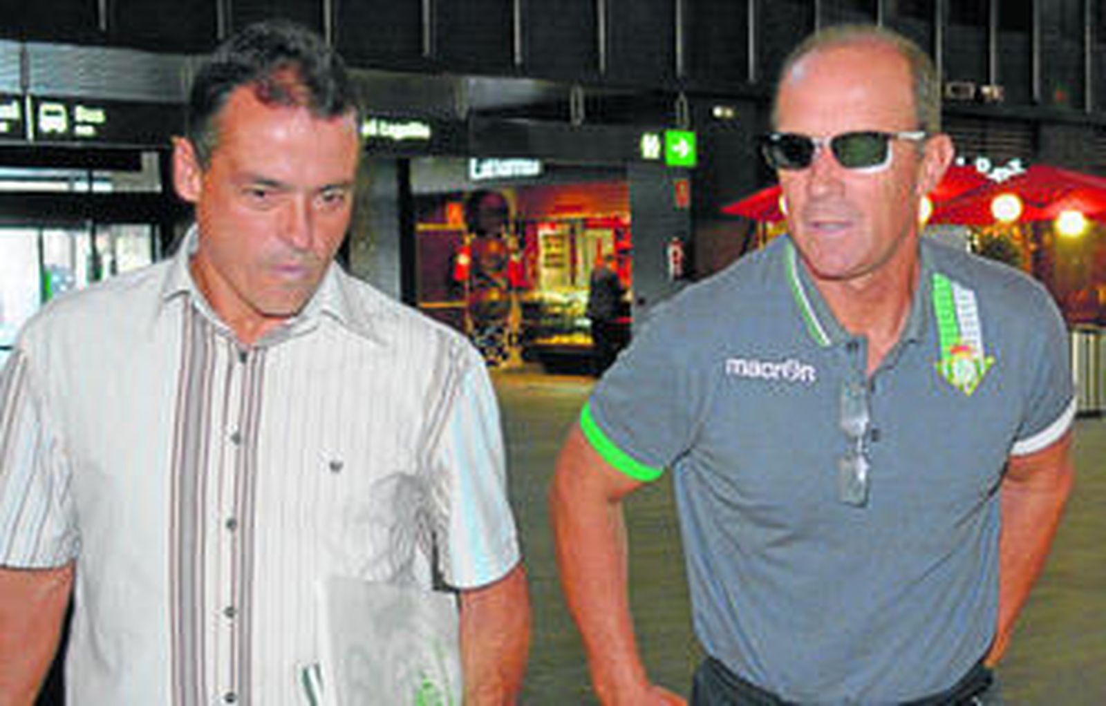 Alexis Trujillo dialoga con Gabriel Calderón en la estación de Santa Justa antes de partir hacia Pamplona.