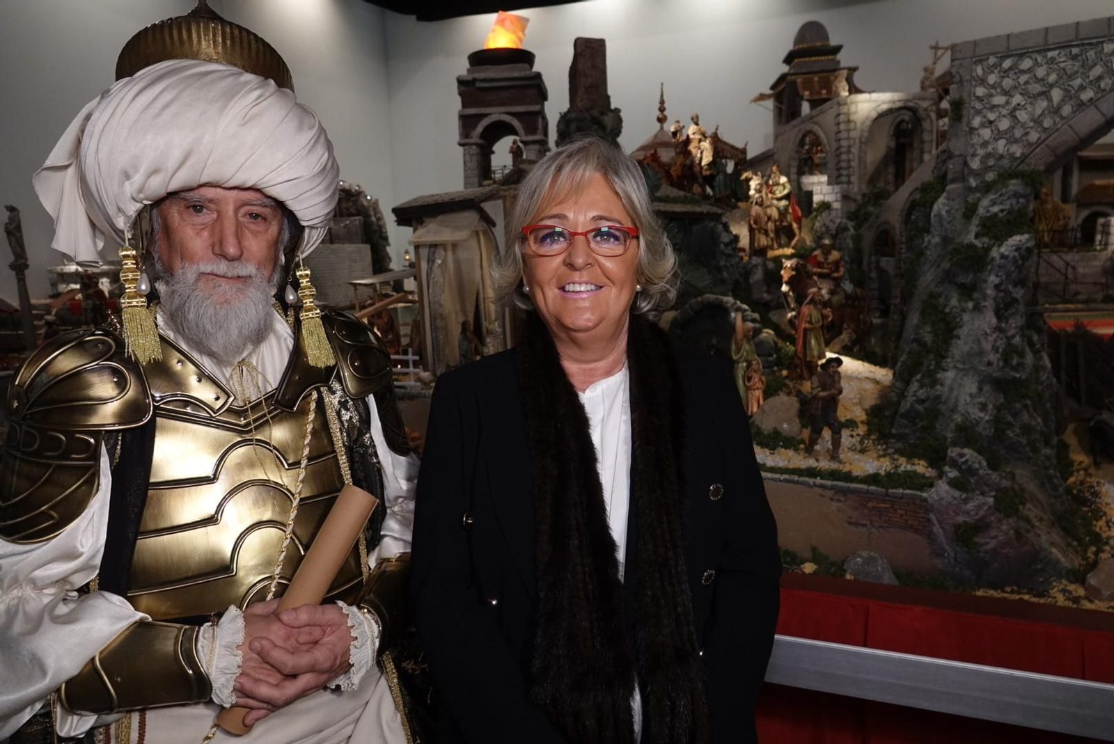 La concejala de Fiestas, Teresa Porras, junto a emisario de los Reyes Magos.