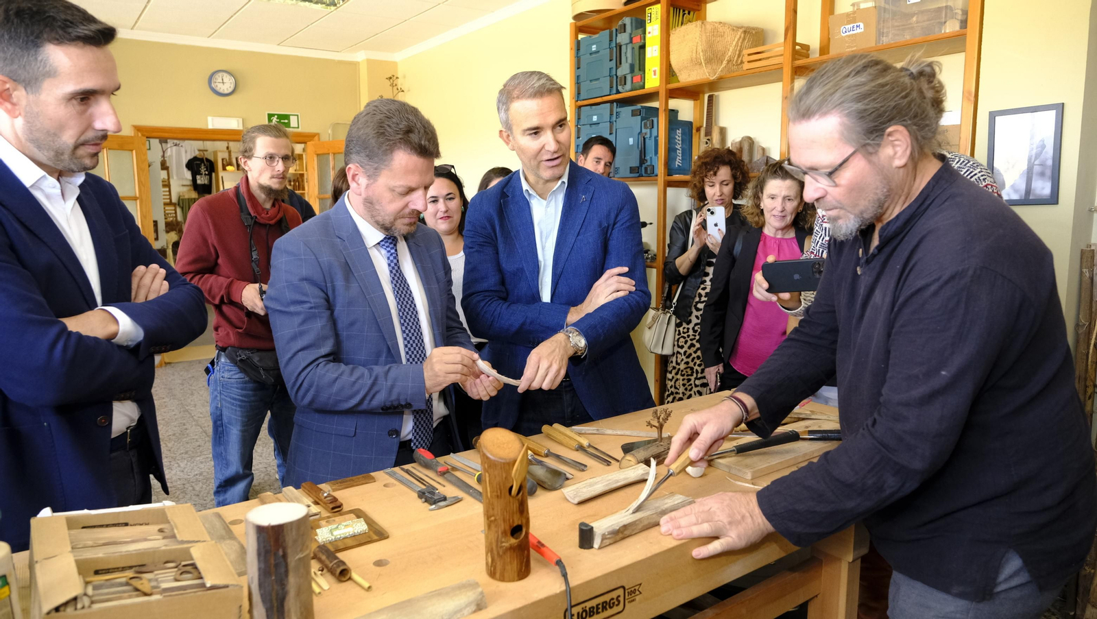José Ángel Vélez y Amós Garcia acompañando a Tim Bernhard en su nuevo taller.