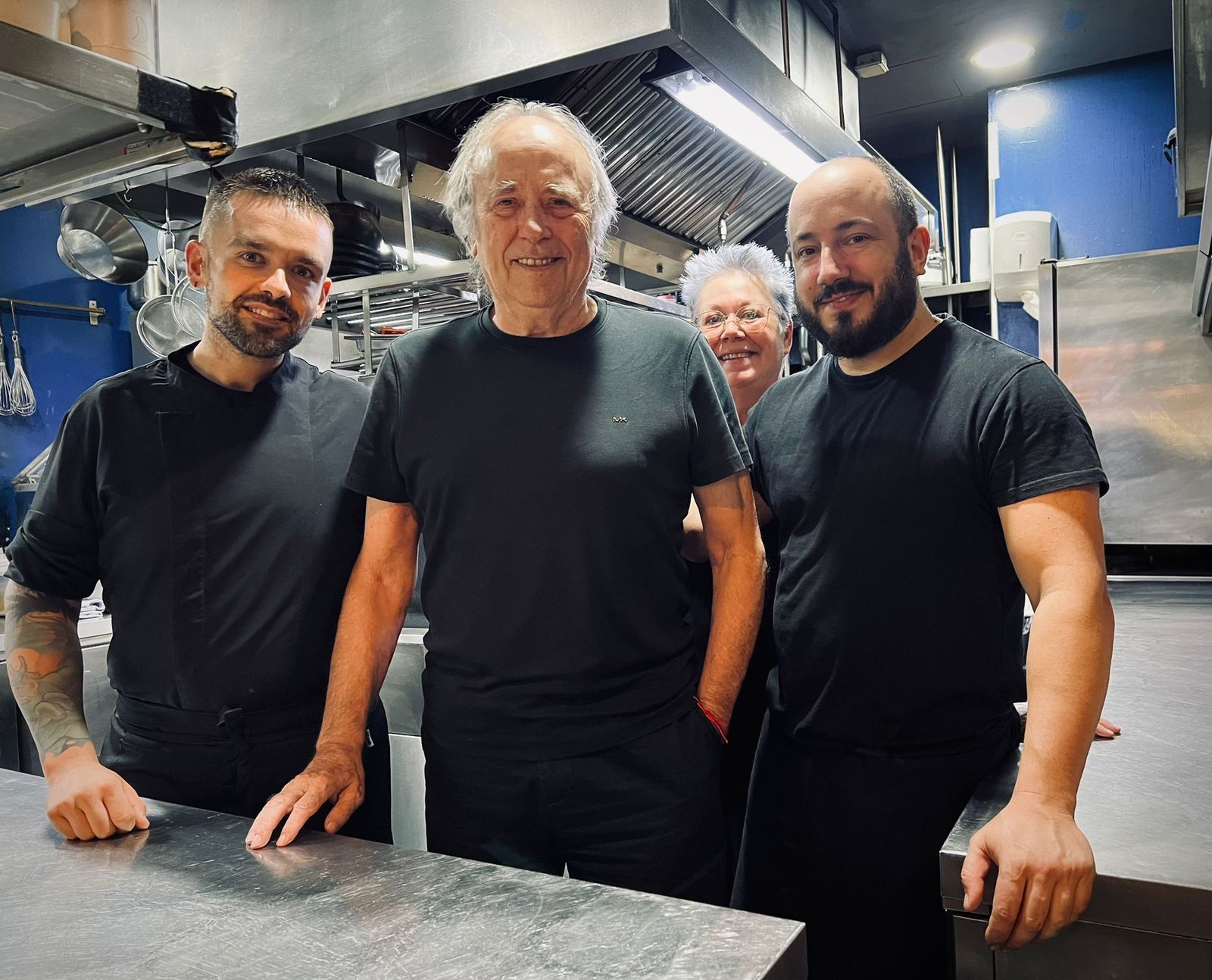 El cantante se fotografió en la cocina junto a los chefs Santiago Chamorro y Guzmán Vega