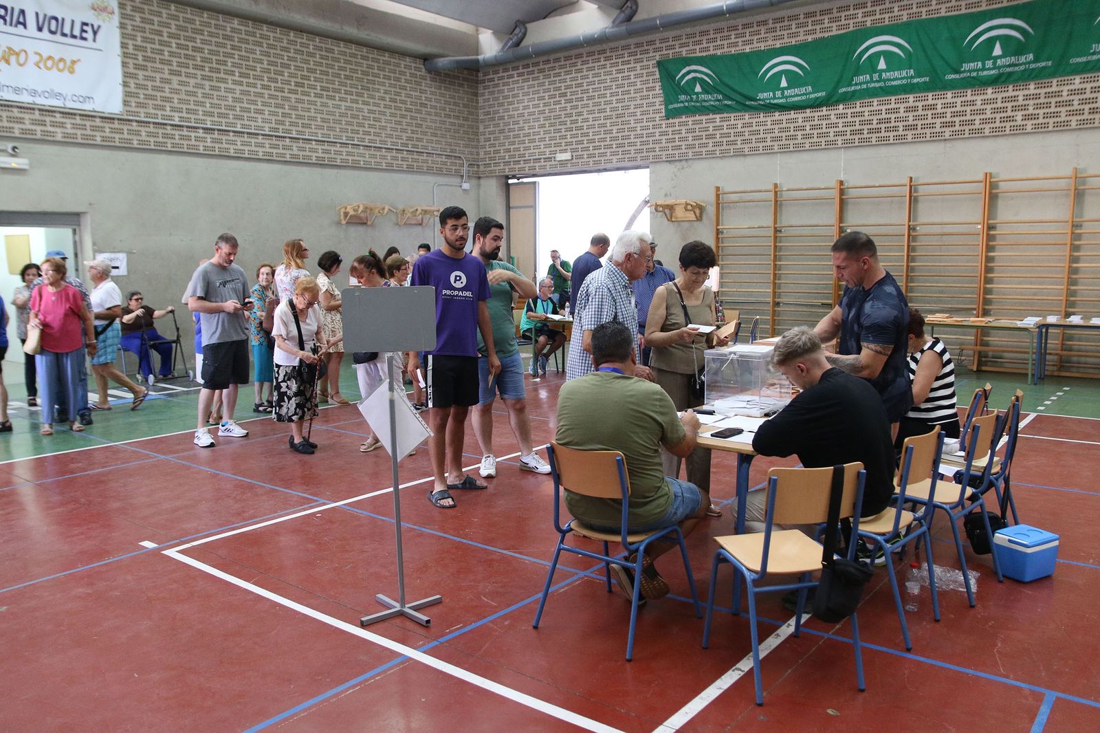 Almería hace cola para votar en las elecciones generales del 23J