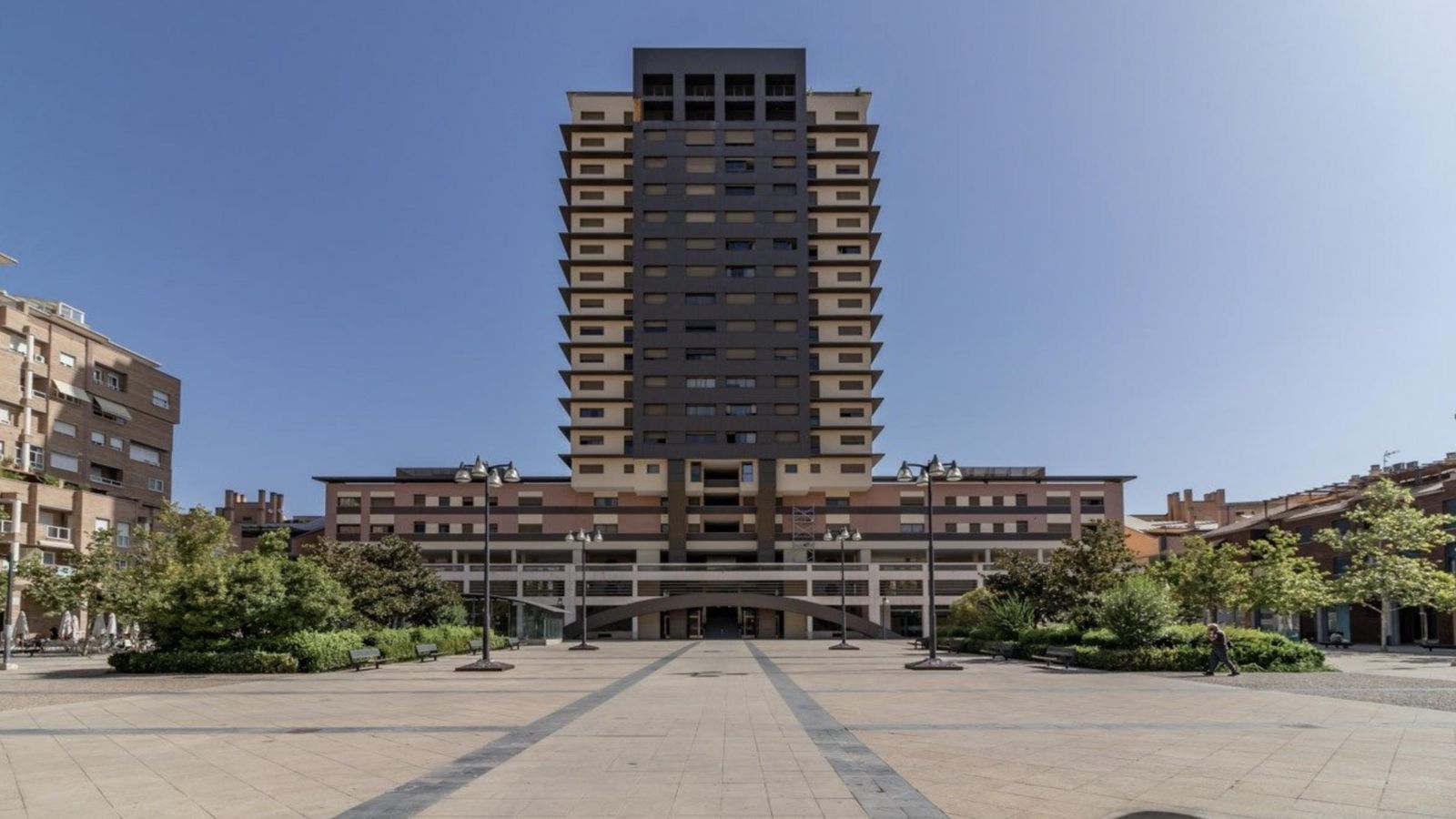 El edificio cuenta con 19 plantas en sus 65 metros de altura