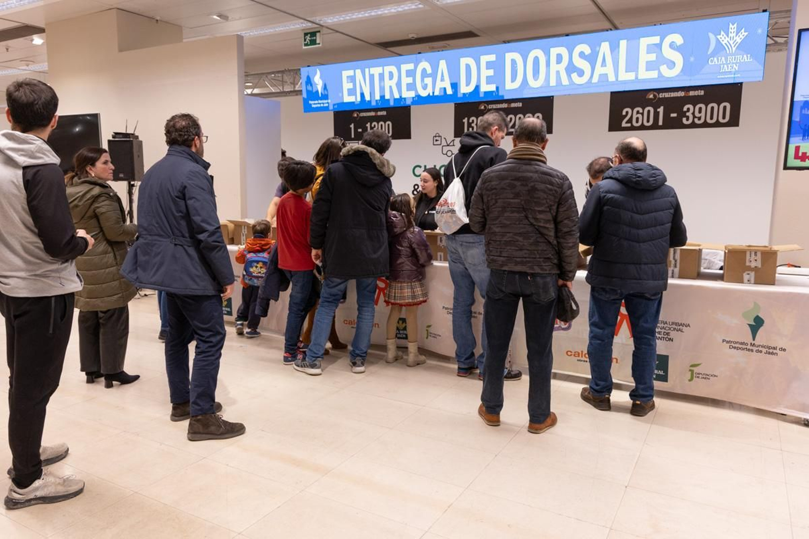 En imágenes: buen ritmo en el inicio de la recogida de dorsales para la Carrera de San Antón