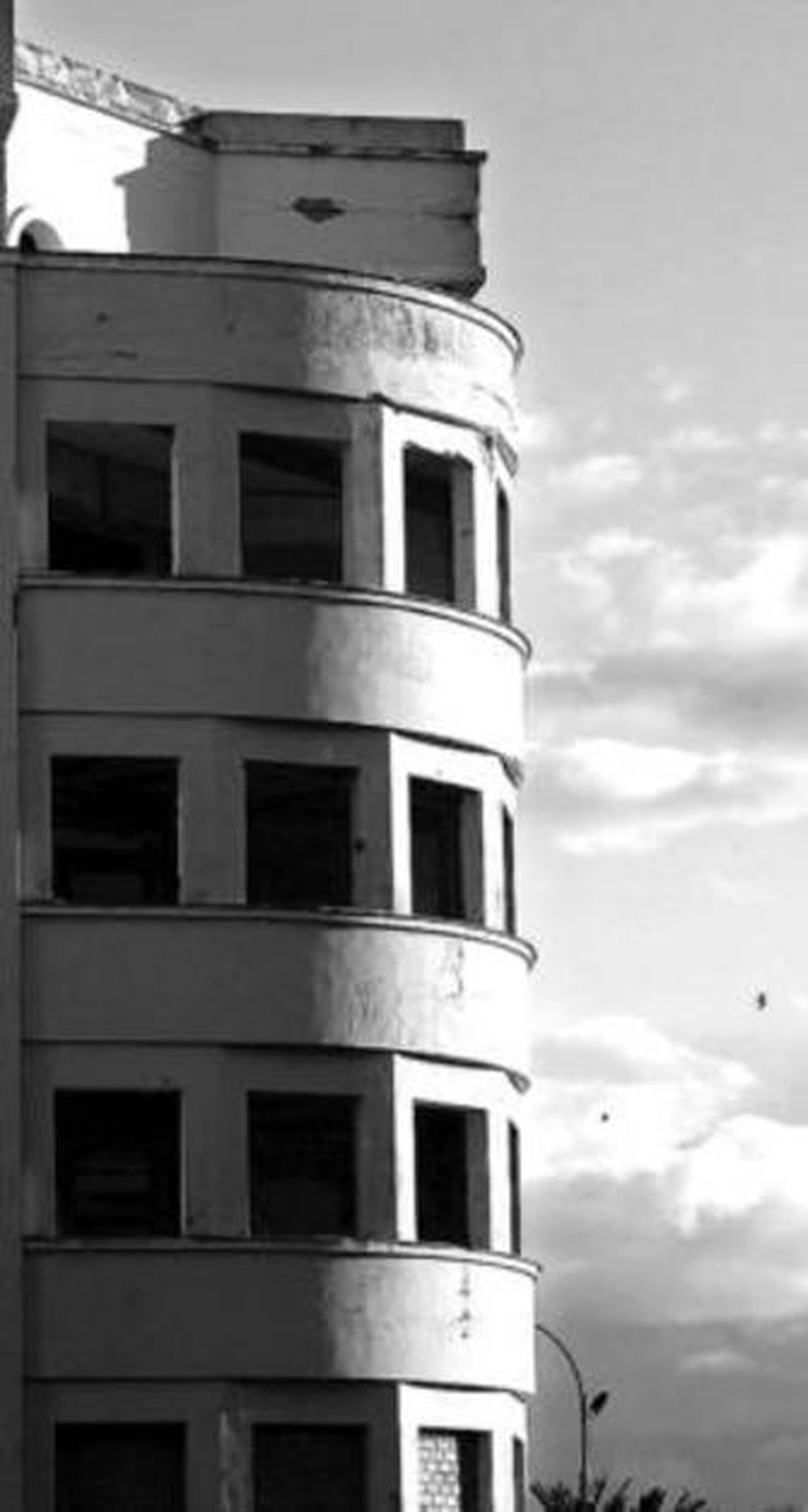 1. El Olivillo, en desuso desde hace años e incluido en el Registro de Equipamientos del Docomomo, pretende ser una residencia universitaria para estudiantes y profesores.  2. El colegio público Celestino Mutis también se incluye en este listado . 3. La Junta de Andalucía tiene prevista la reforma de la Escuela de Náuticas de Cádiz.