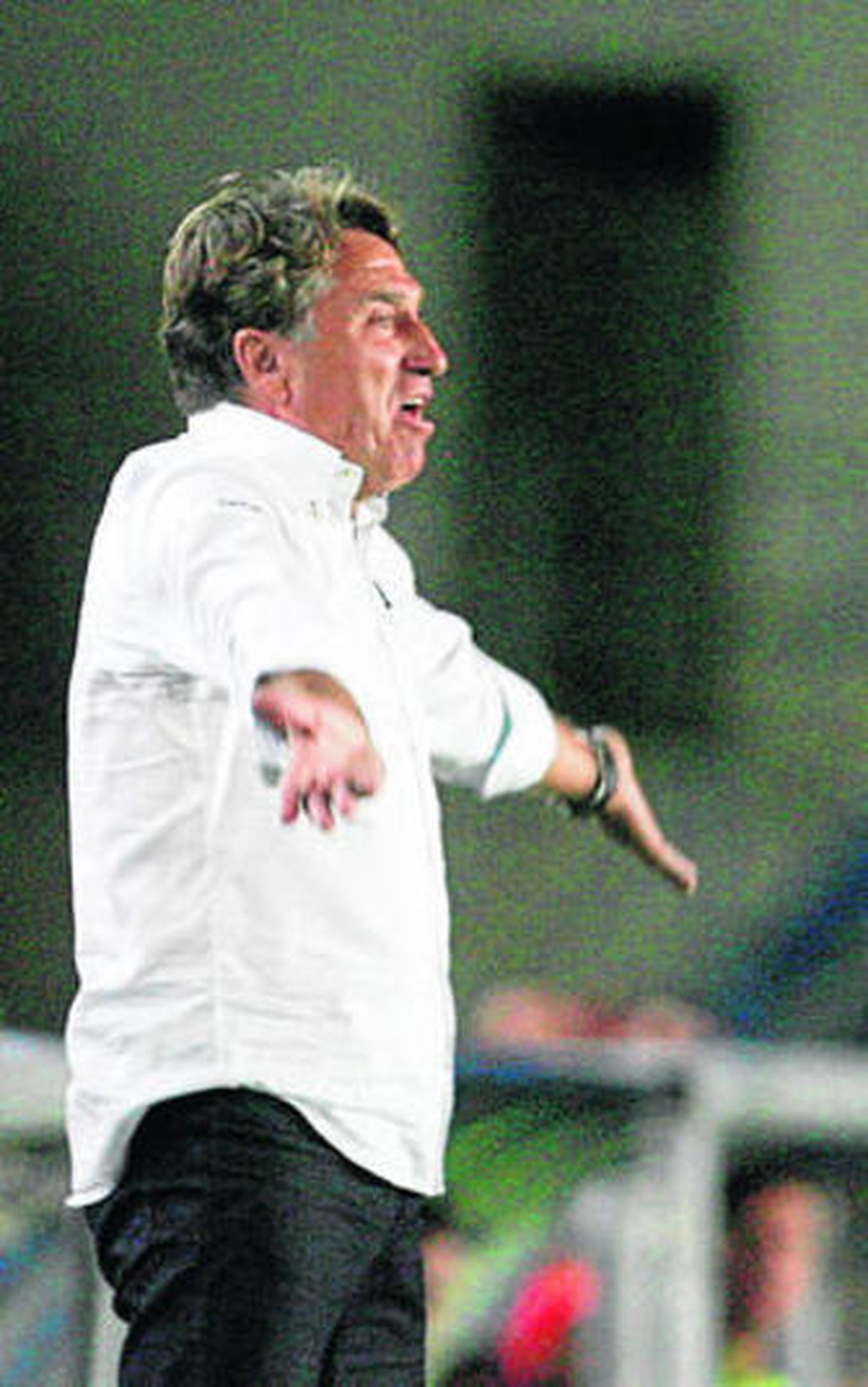 Esteban Vigo recrimina a sus jugadores desde la banda.