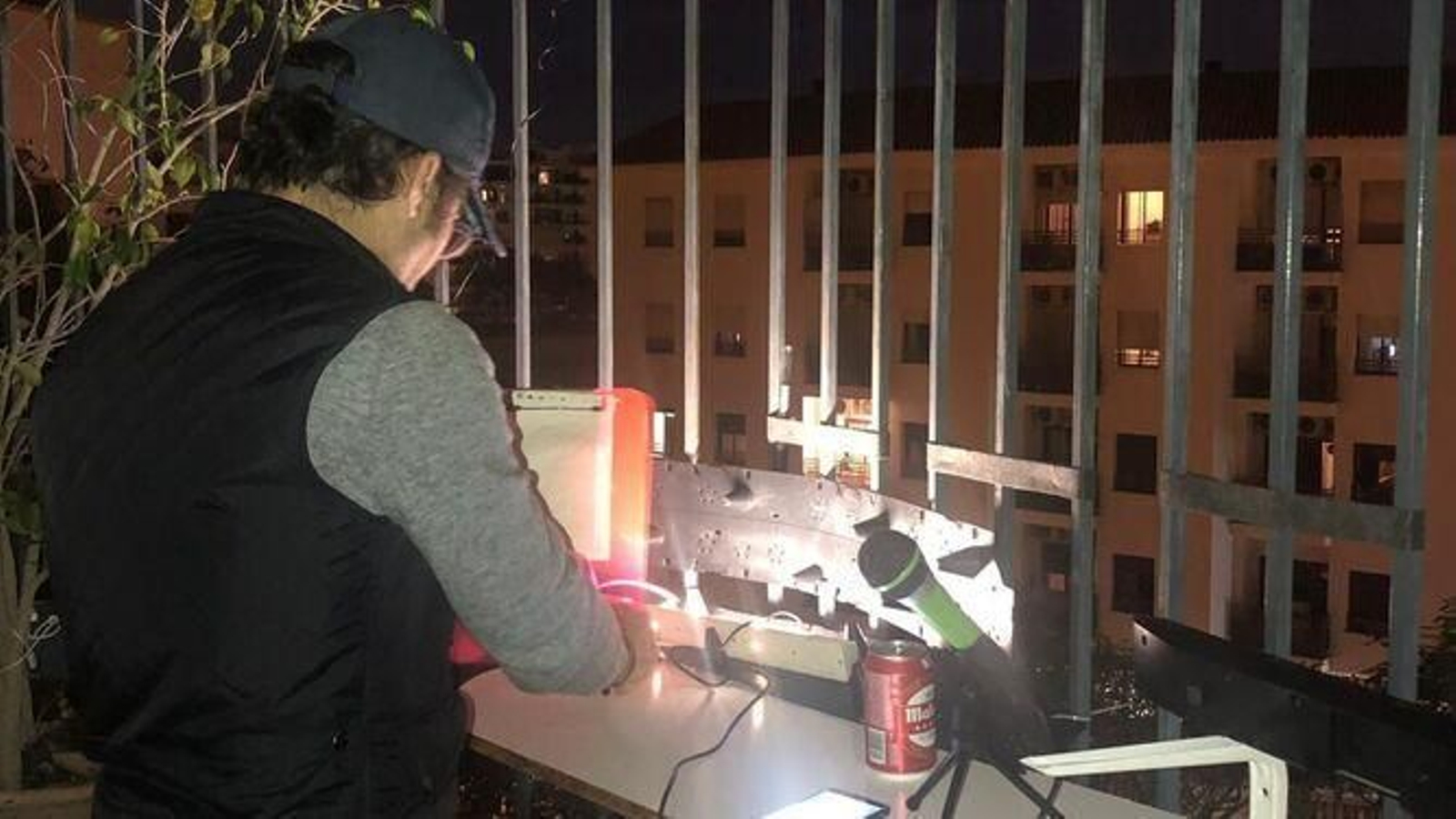 Manuel María Flores en su terraza de Heliópolis durante su programa En Casa Quietos 1.
