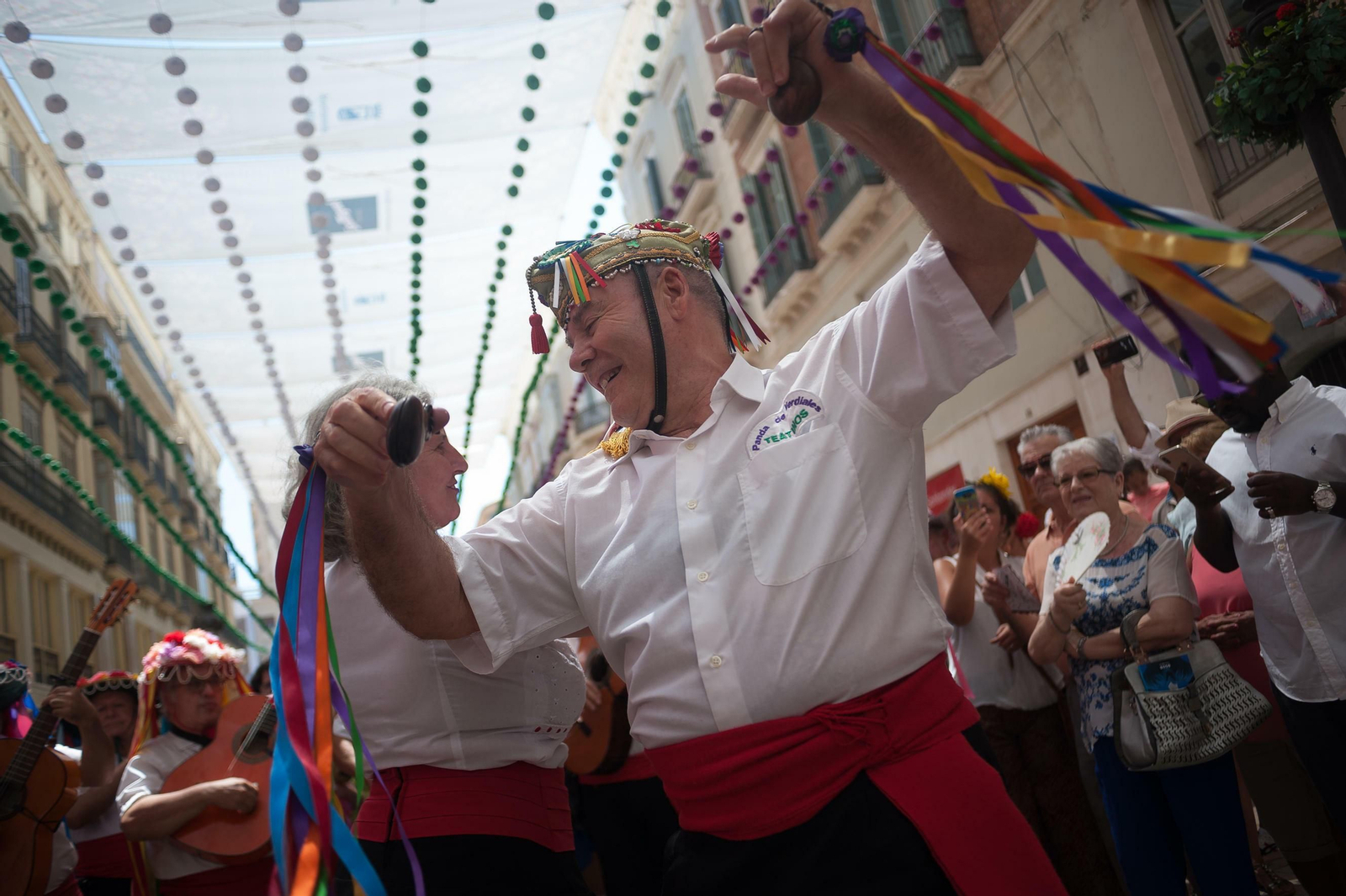 Una pareja baila verdiales en la calle Larios en la Feria de Málaga.