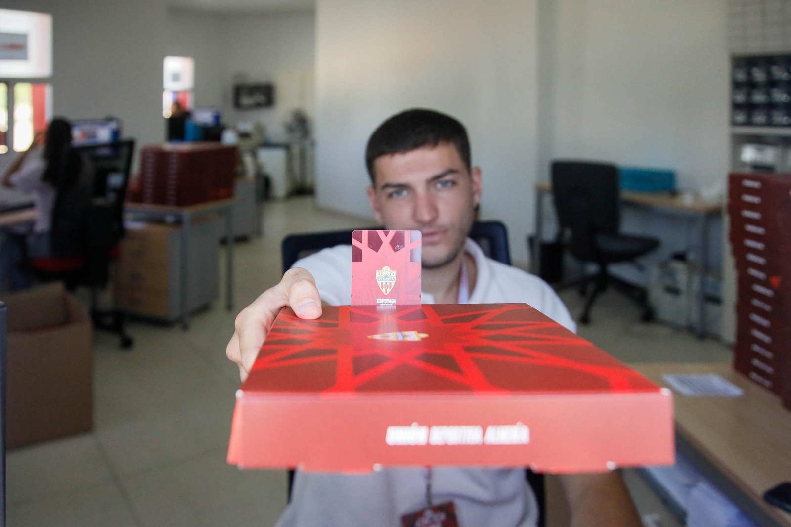 Las imágenes de la campaña de abonos de la UDA y apertura de la tienda del club