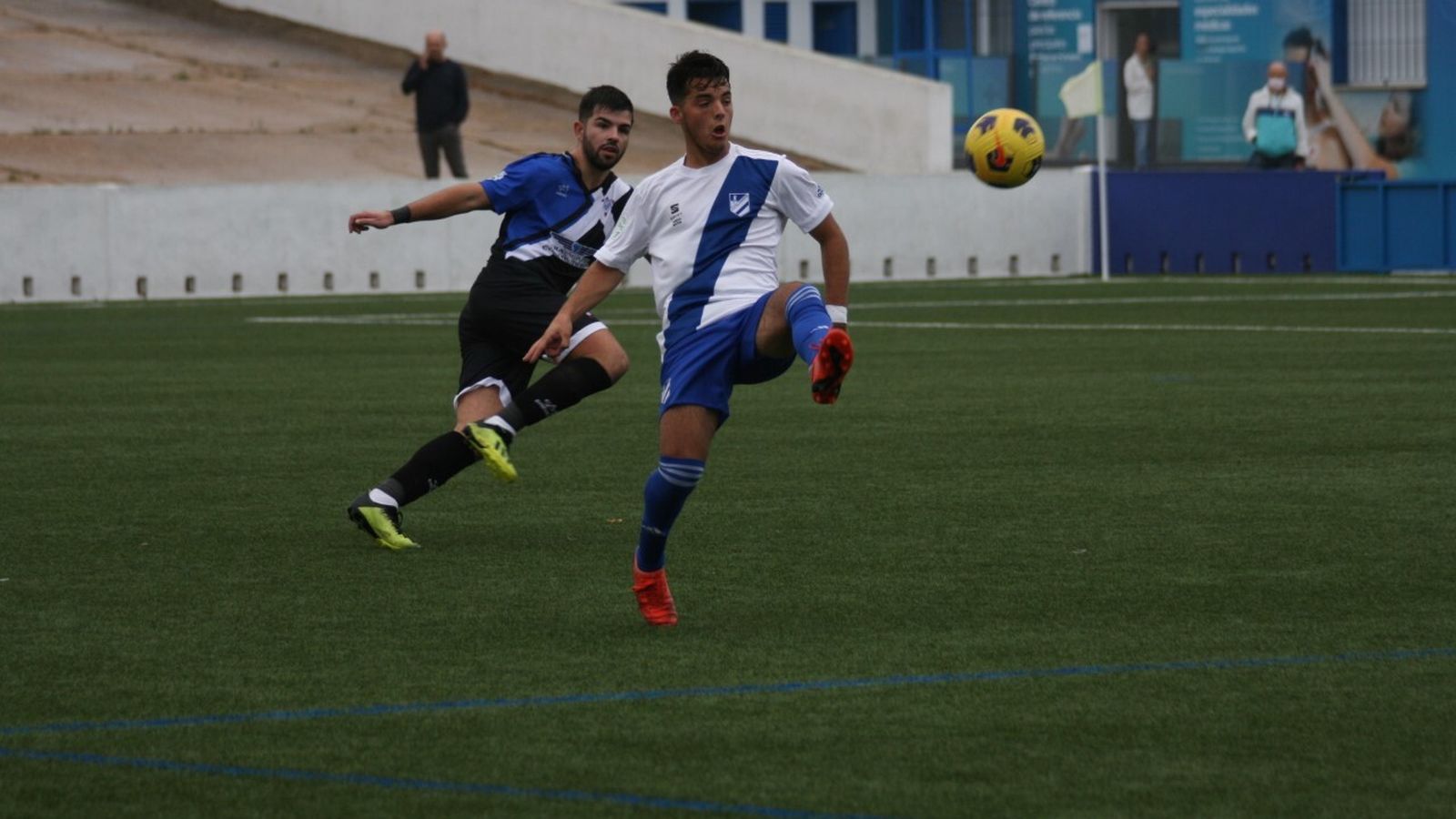 El equipo condal aprovechó la bisoñez del filial del Decano.